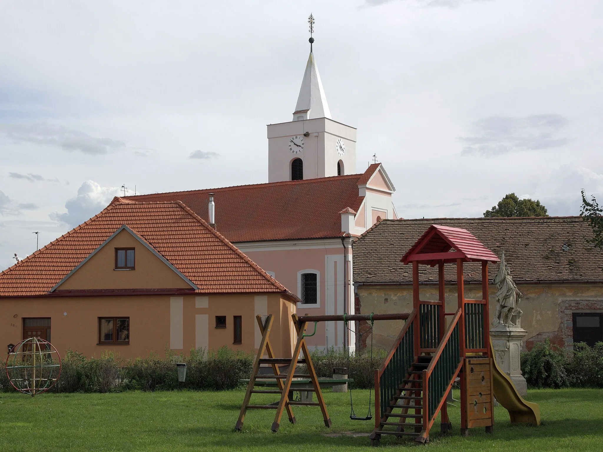 Photo showing: Malešovice - náves.