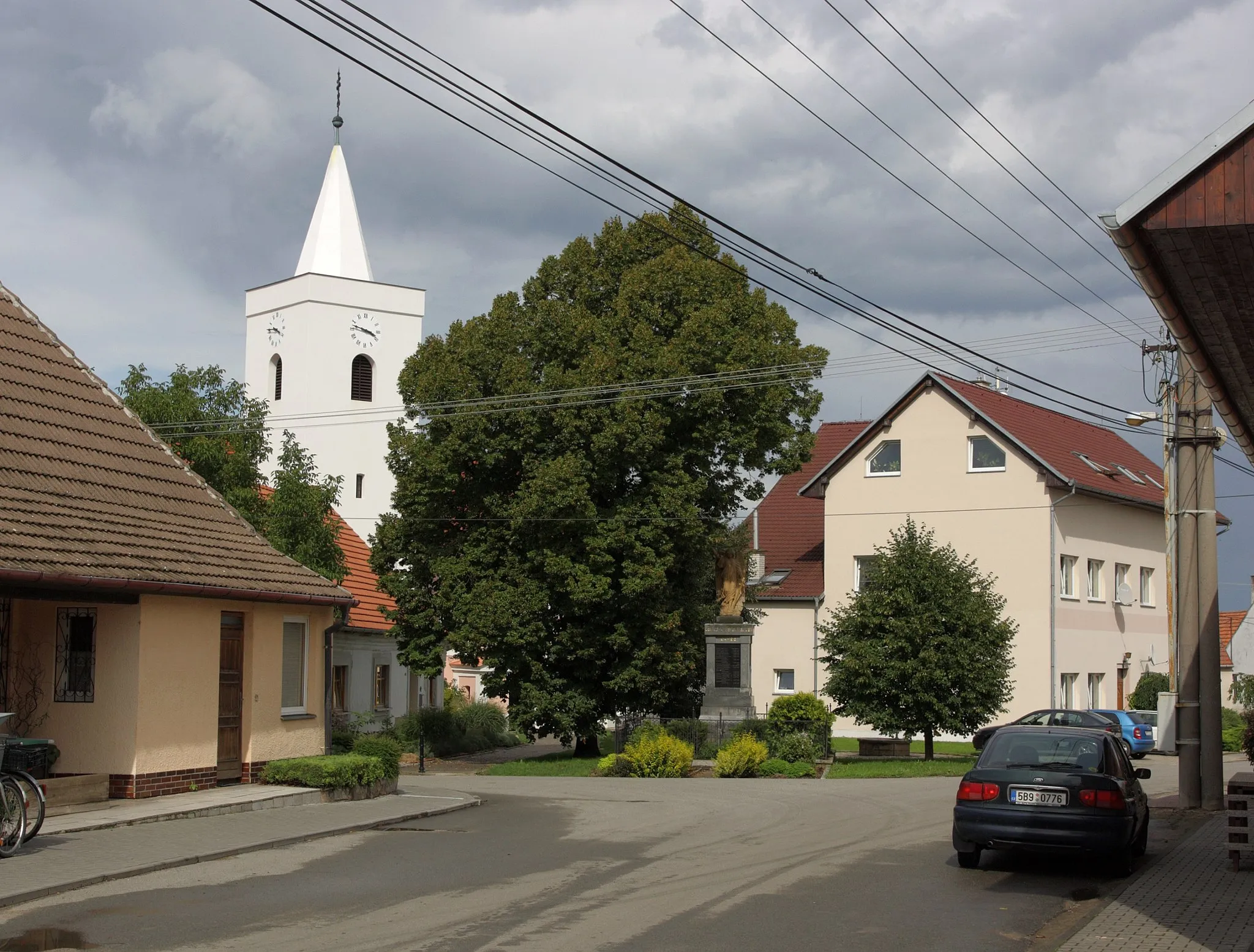 Photo showing: Malešovice - ulice ke kostelu.