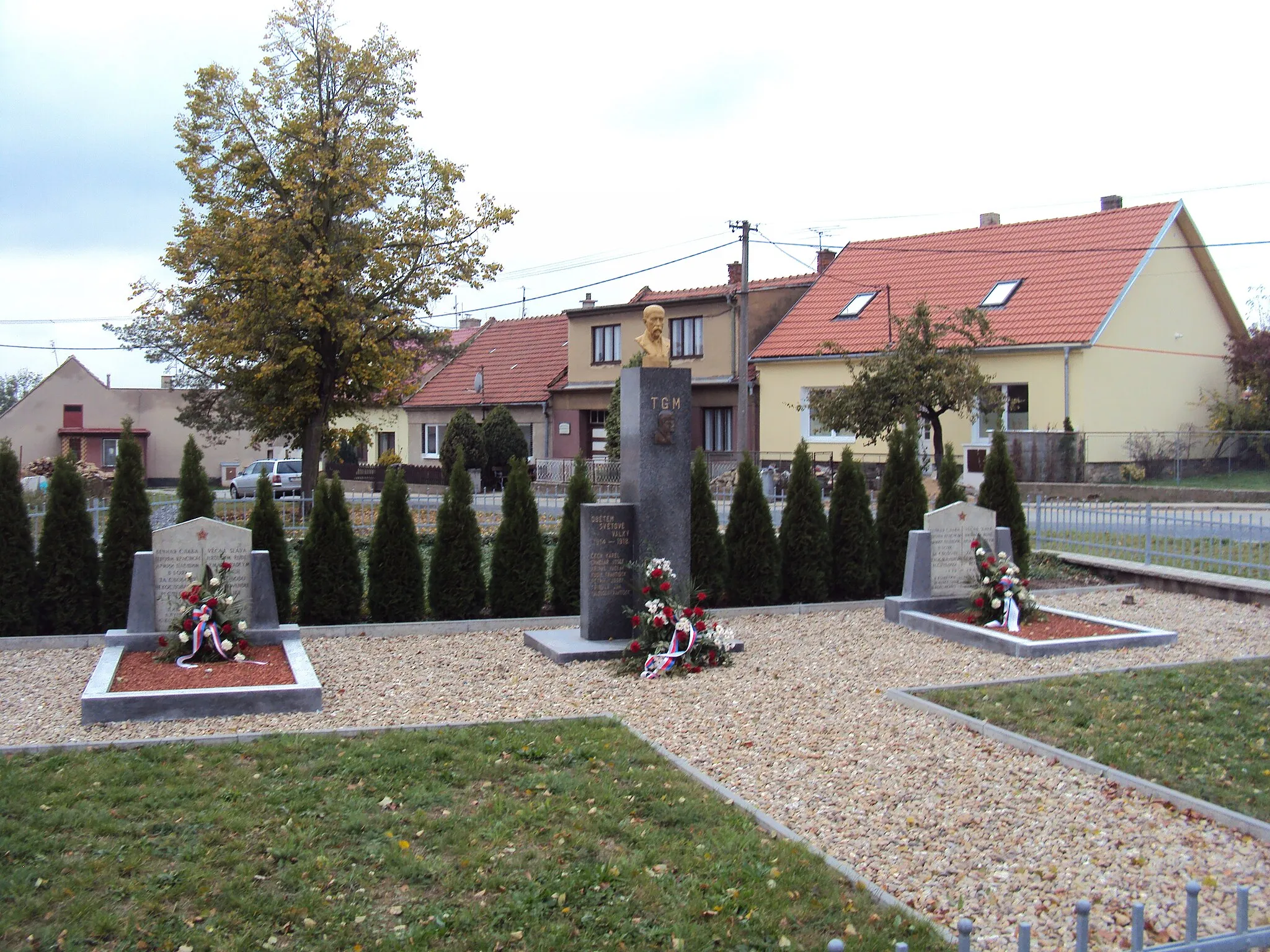 Photo showing: Kratochvilka památník celkový pohled