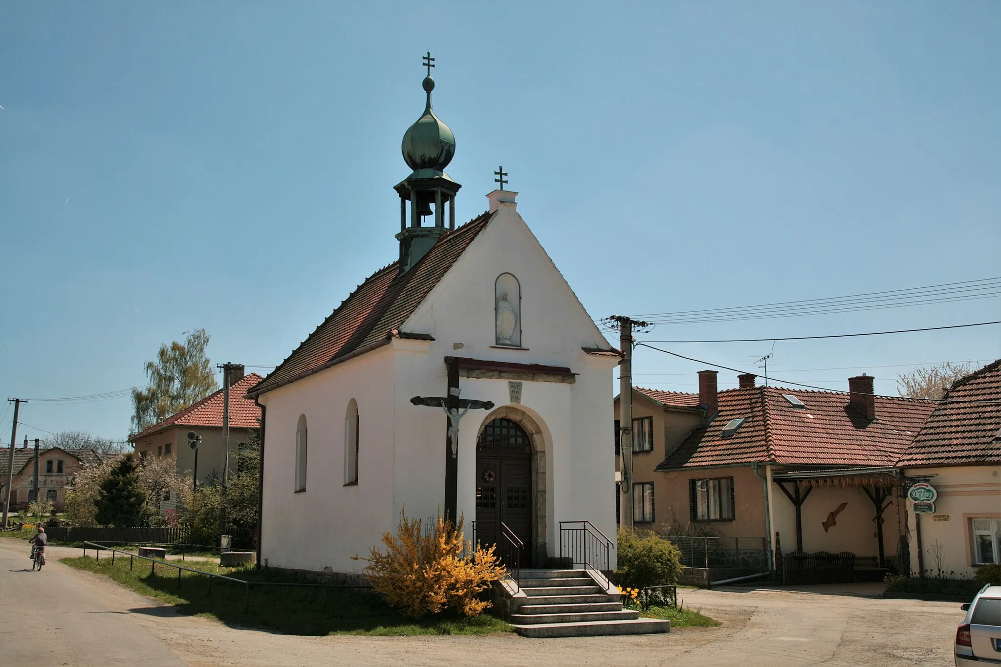 Photo showing: Obec Katov v okrese Brno-venkov. Kaple Narození Panny Marie na návsi, celkový pohled od severozápadu.