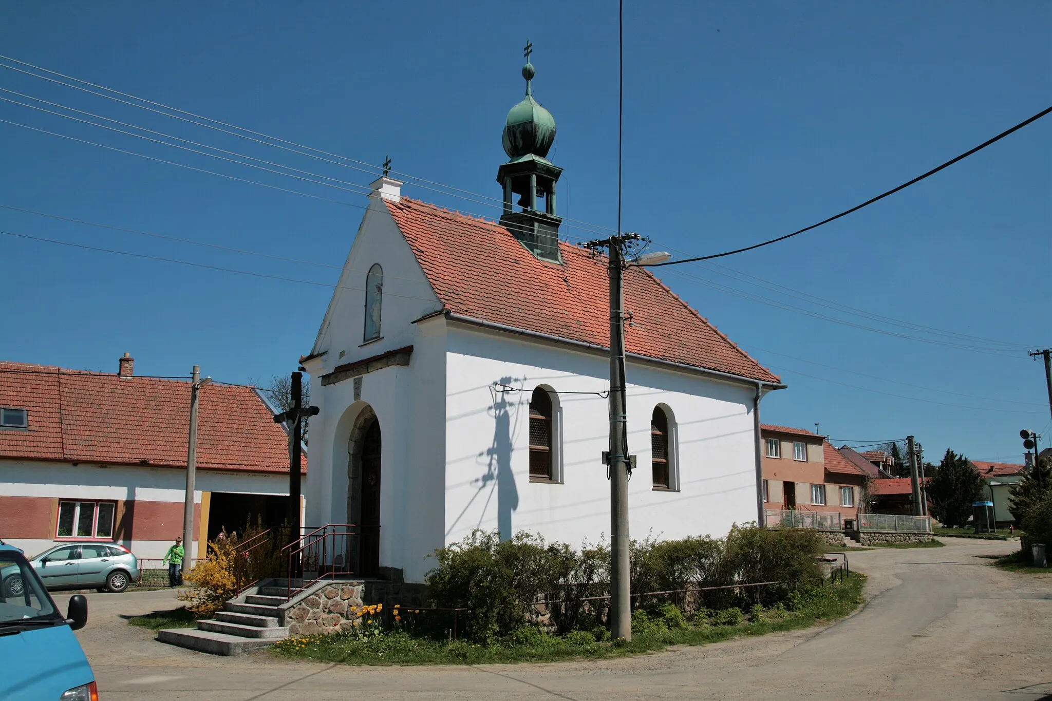 Photo showing: Obec Katov v okrese Brno-venkov. Kaple Narození Panny Marie na návsi, celkový pohled od jihozápadu.