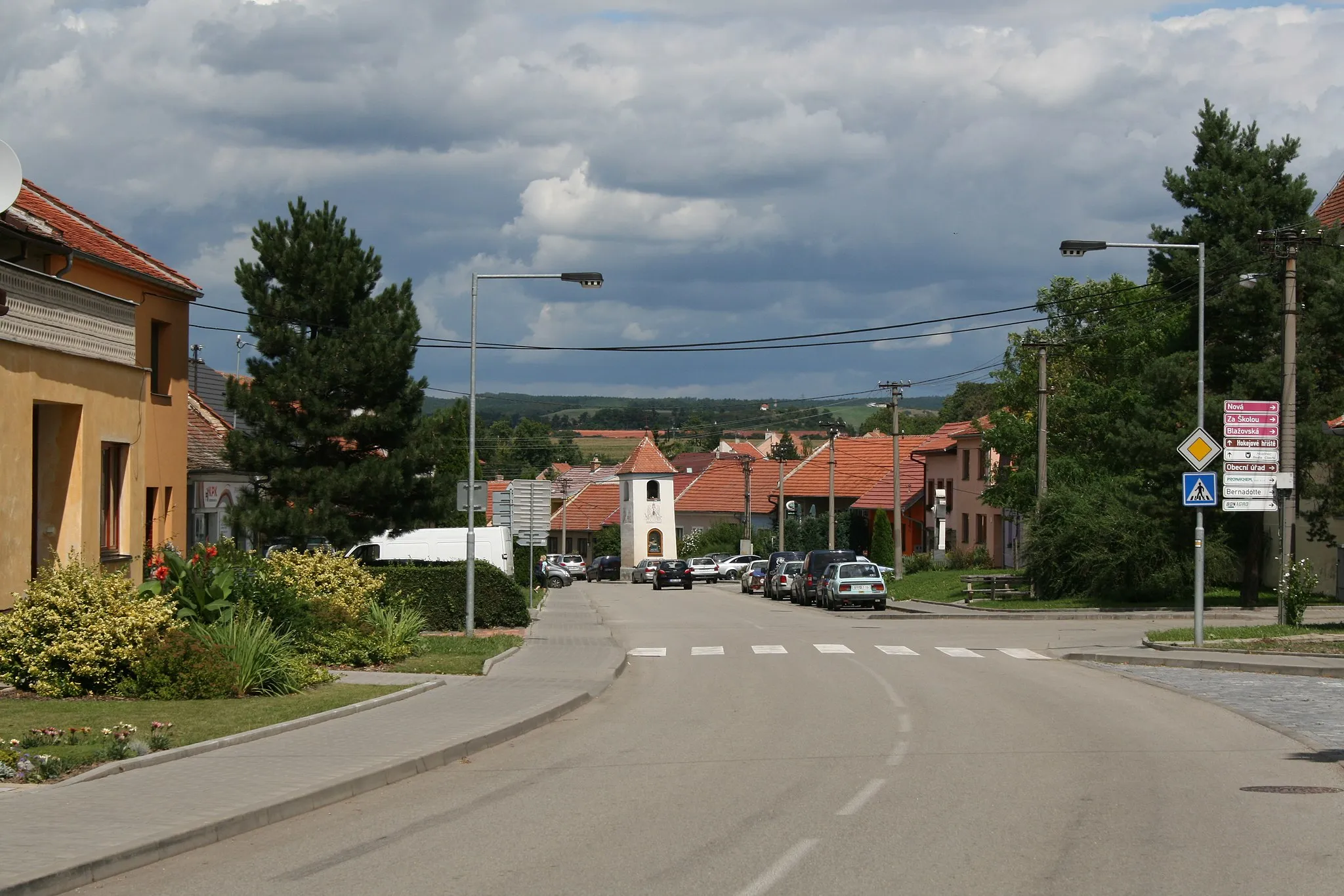 Photo showing: Náves v Jiříkovicích, okres Brno-venkov. Pohled z jihu.
