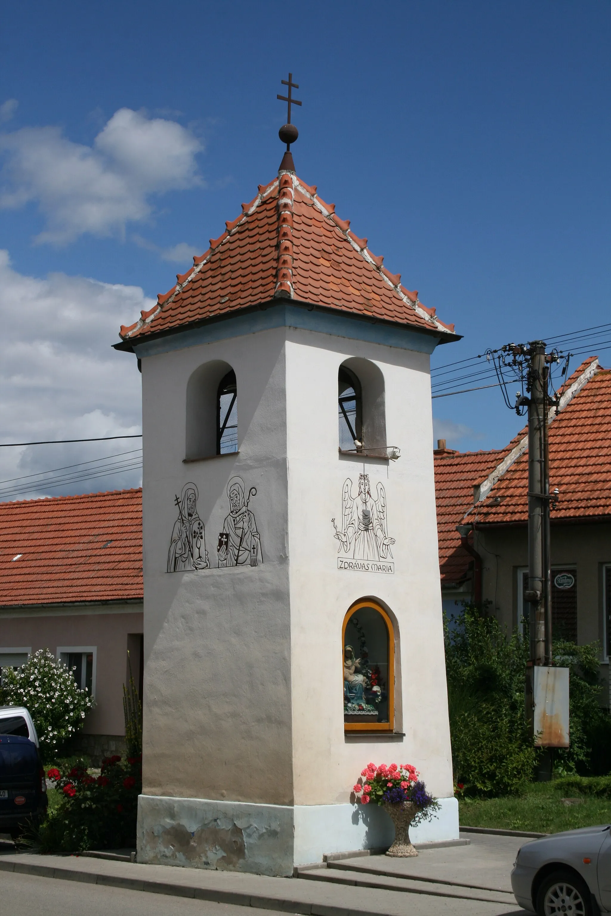 Photo showing: Zvonice na návsi v Jiříkovicích, okres Brno-venkov. Pohled od jihozápadu.