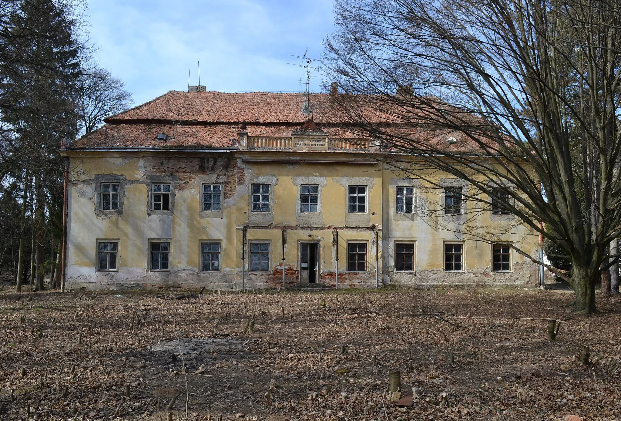 Photo showing: Hajany - zámek, hlavní budova, východní průčelí