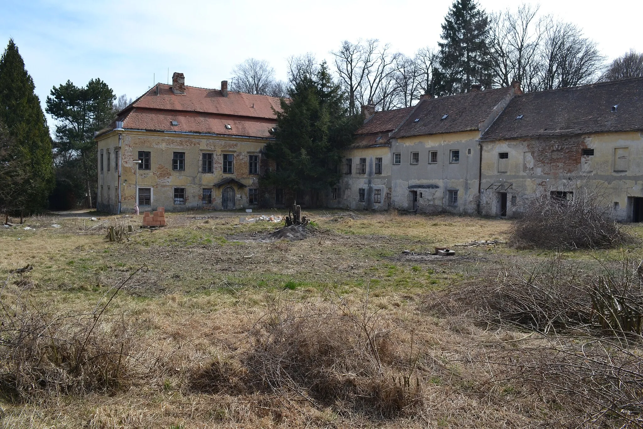 Photo showing: Hajany - zámek, nádvoří