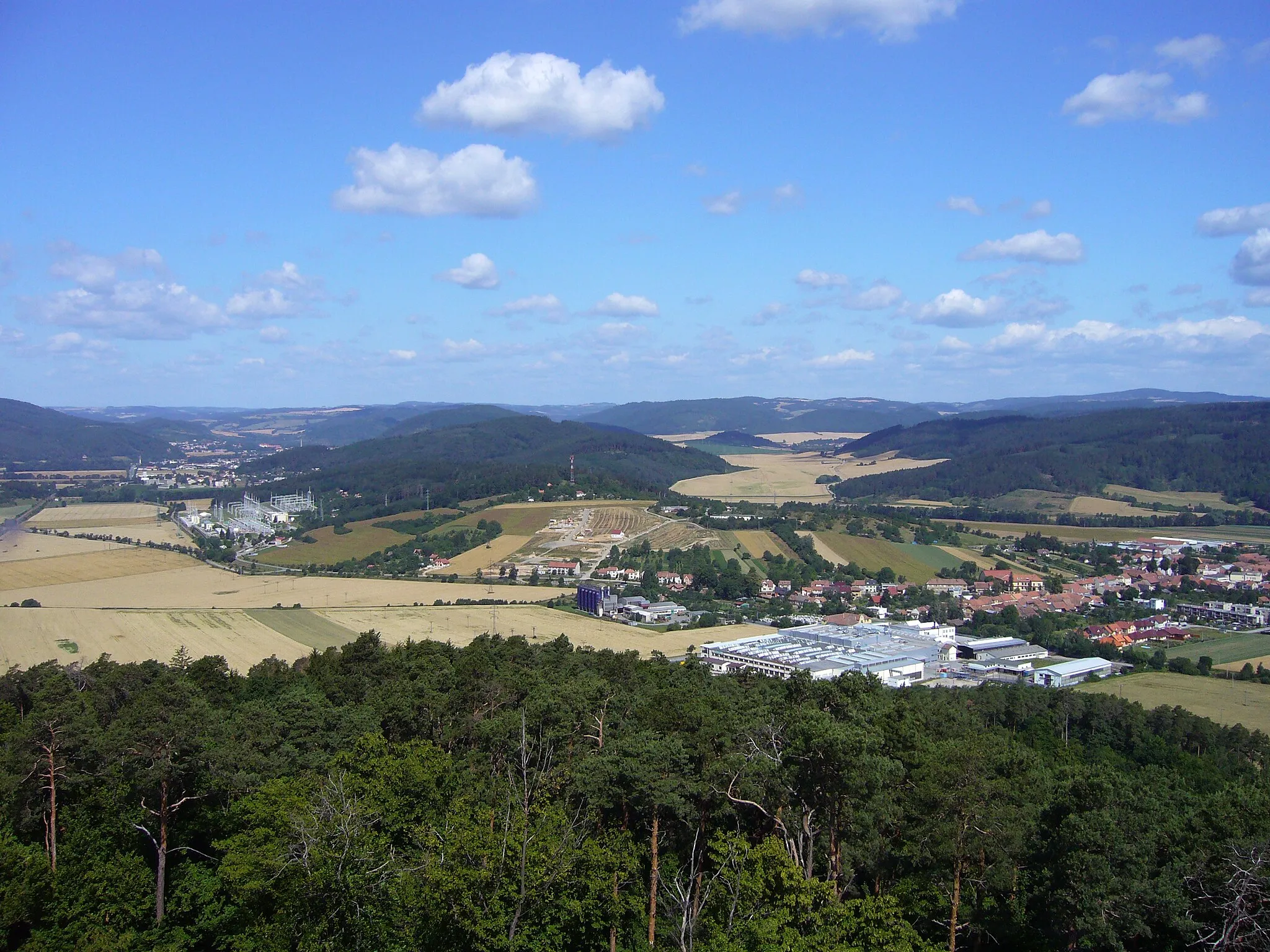 Photo showing: Outlook towards Tišnov from the view-tover at Čebínka hill