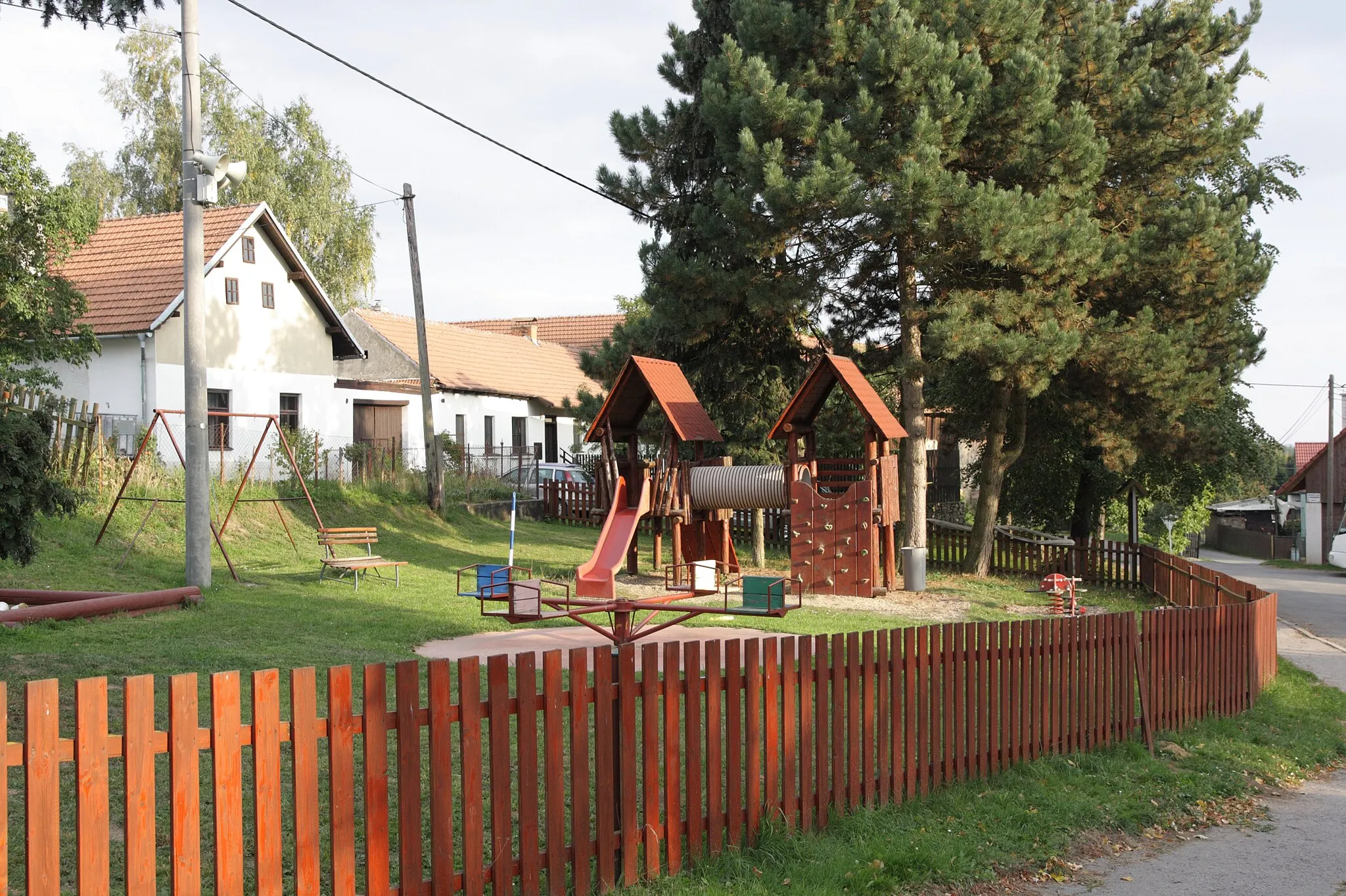 Photo showing: Drahonín - dětské hřiště na návsi.