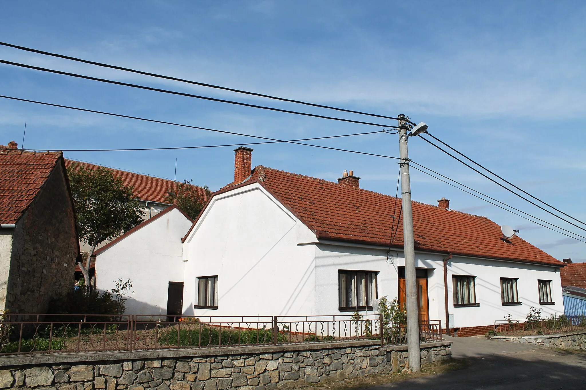 Photo showing: House No. 99 near to place of former Deblín castle,, Deblín, Brno-Country District, Czech Republic