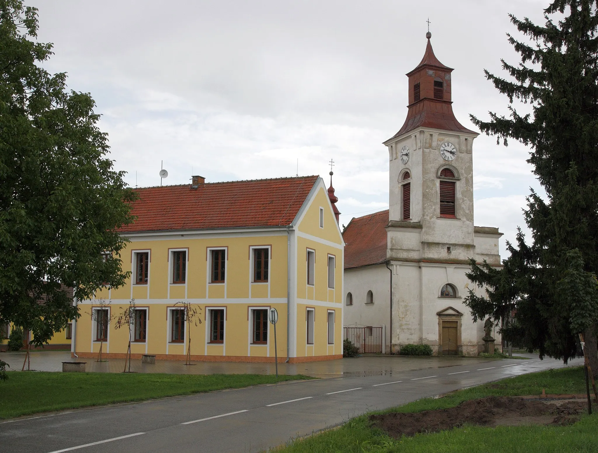 Photo showing: Cvrčovice (okres Brno-venkov) - centrum obce s kostelem.