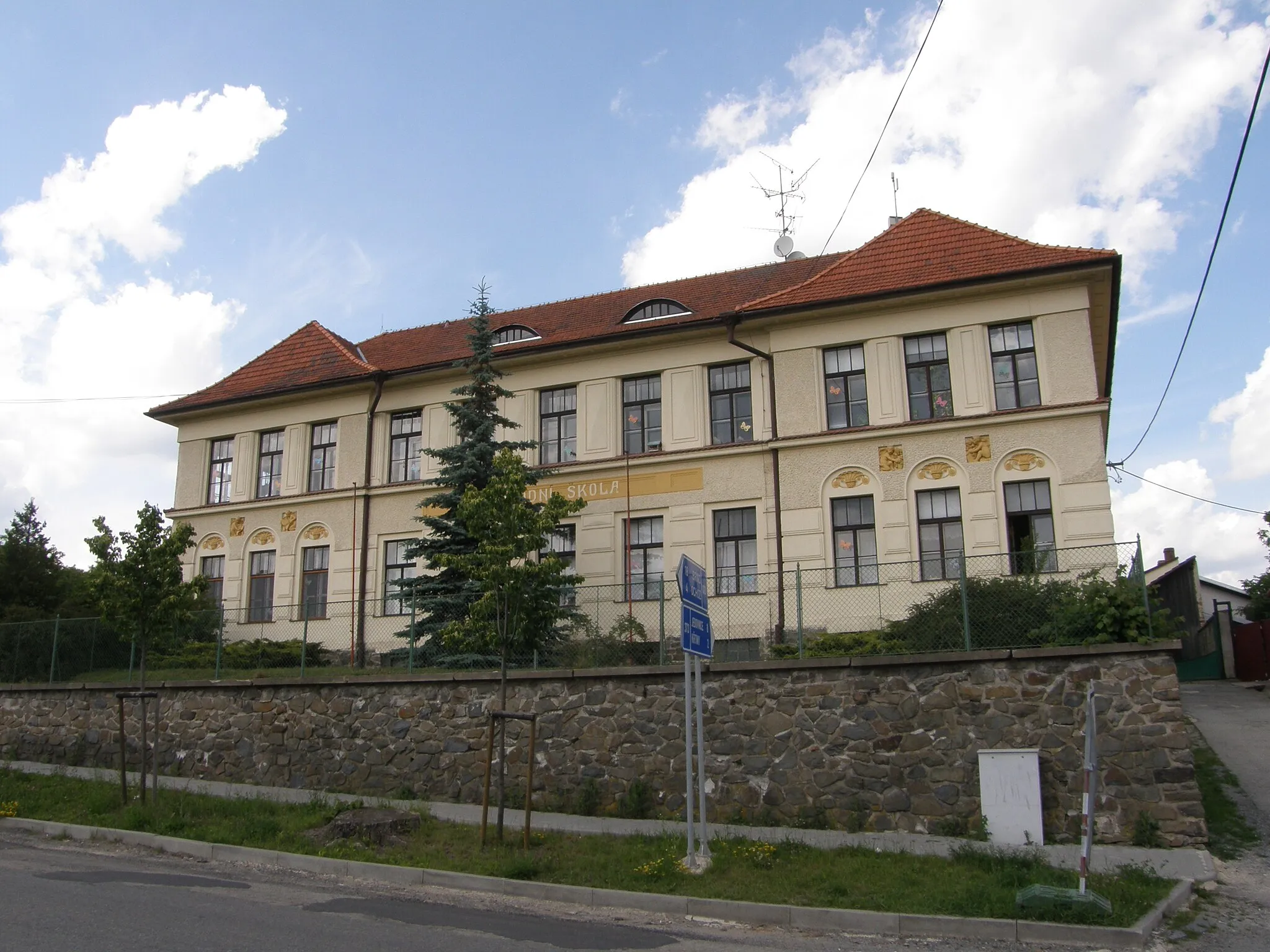 Photo showing: Březina - národní škola