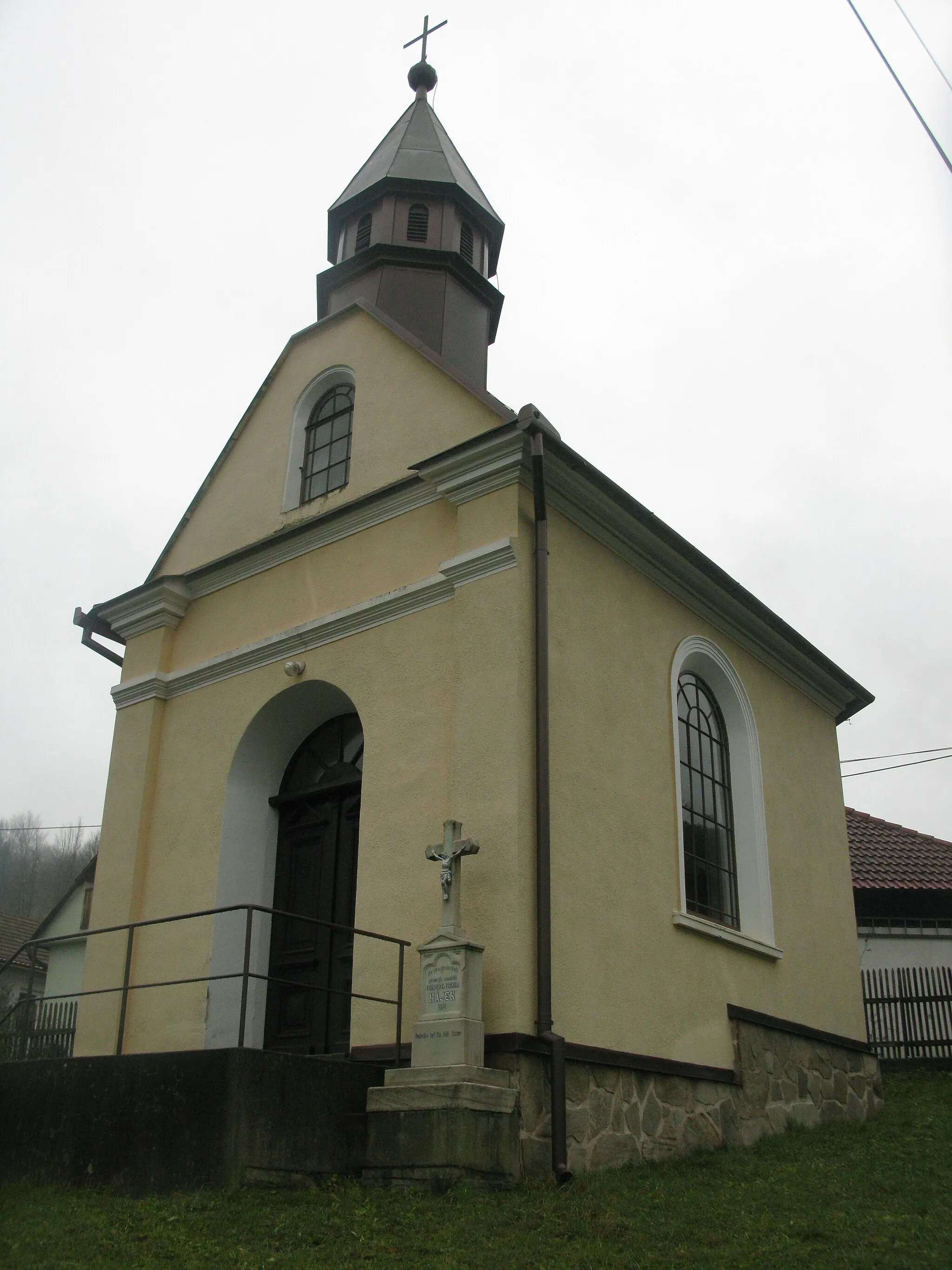 Photo showing: Pohled na kapli zprava zepředu