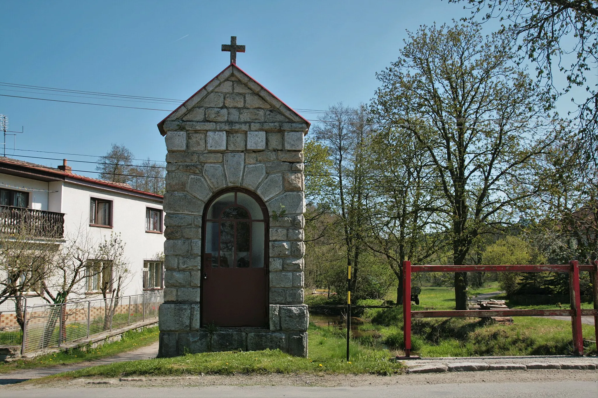 Photo showing: Obec Borovník v okrese Brno-venkov. Kaple svatého Jana Nepomuckého na návsi u mostu přes potok Halda.