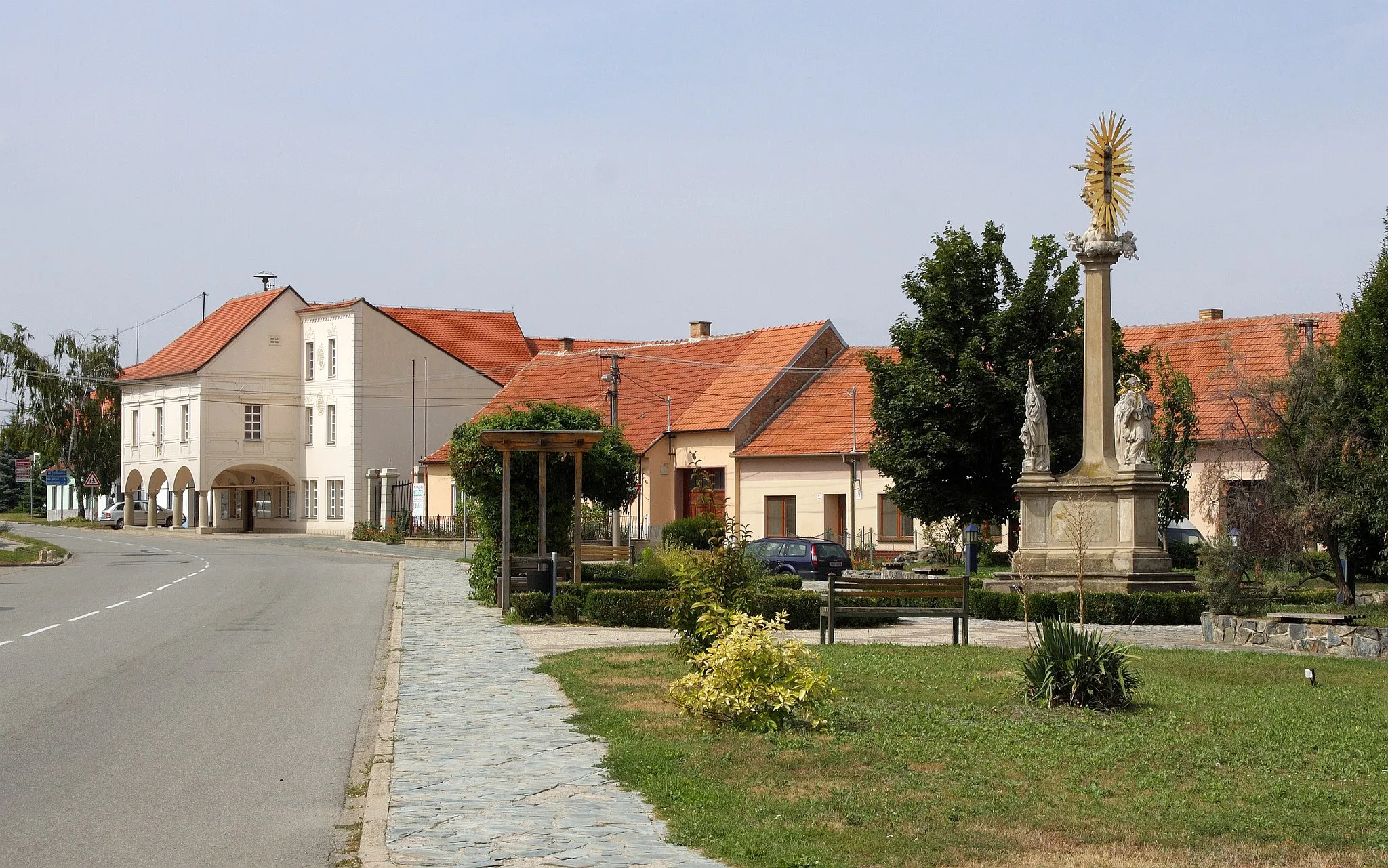 Photo showing: Blučina - náměstí Svobody s radnicí a mariánským sloupem.