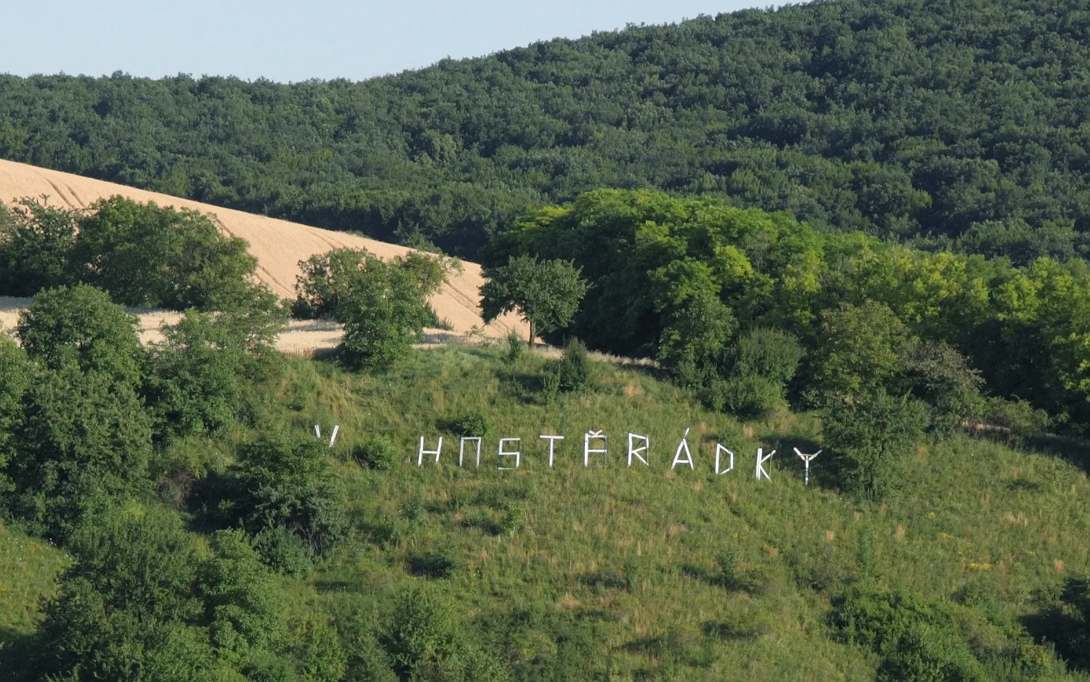 Photo showing: Velké Hostěrádky - "Holywoodský" nápis.