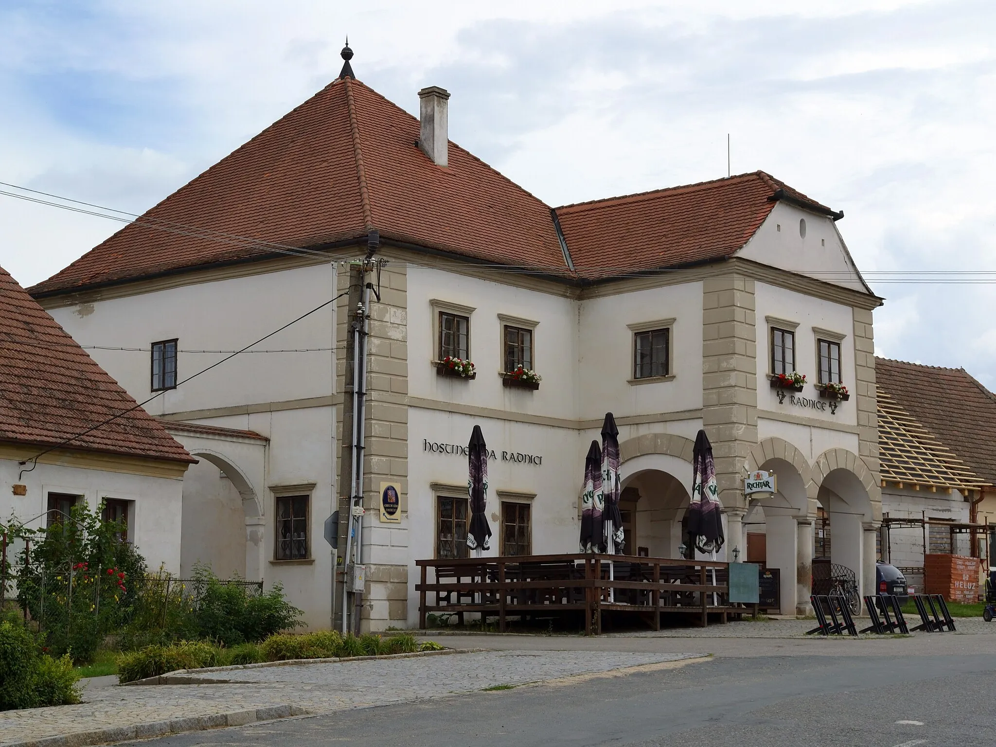 Photo showing: Uherčice (okres Břeclav) - radnice a hostinec