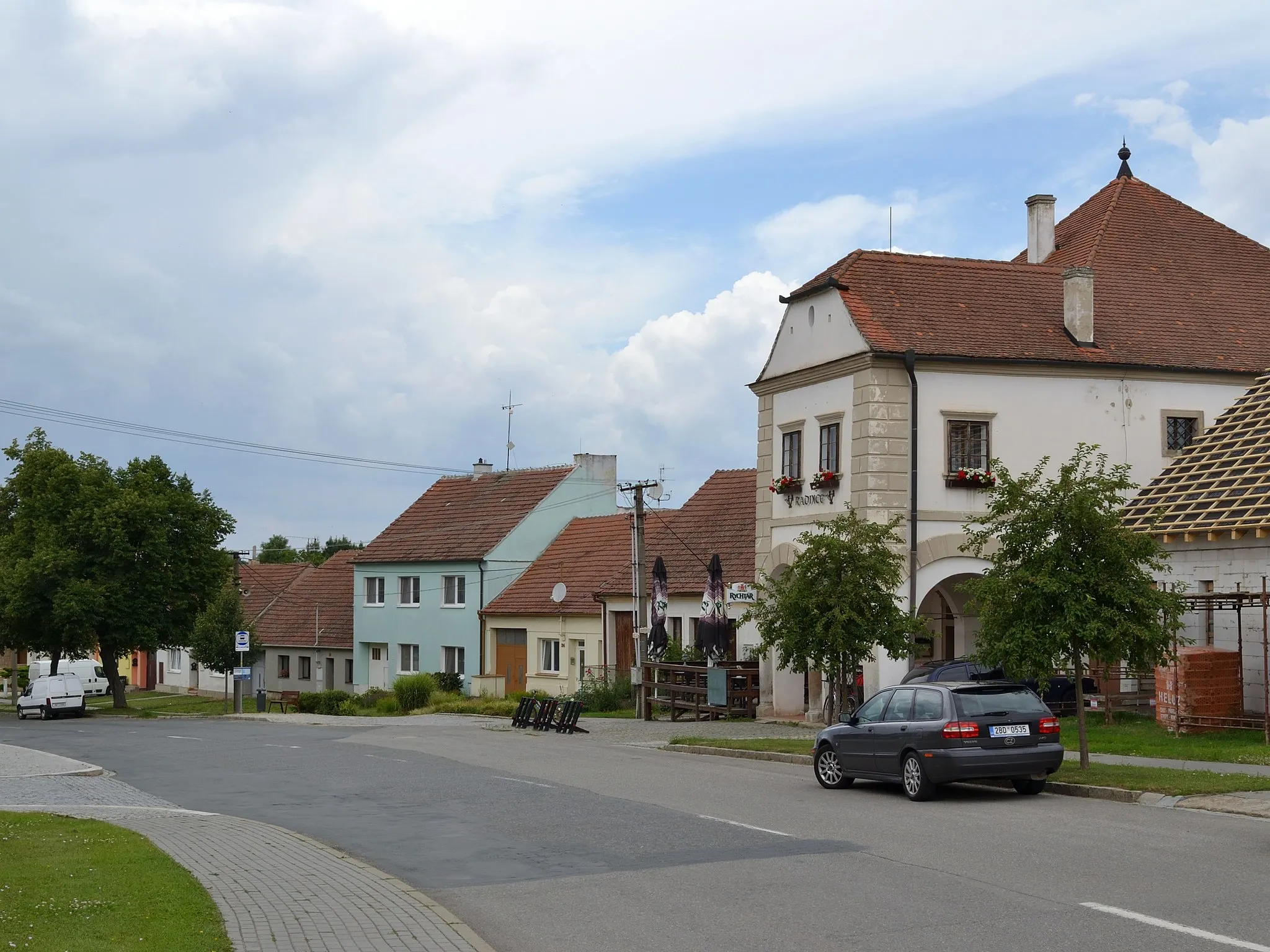 Photo showing: Uherčice (okres Břeclav) - náves a radnice