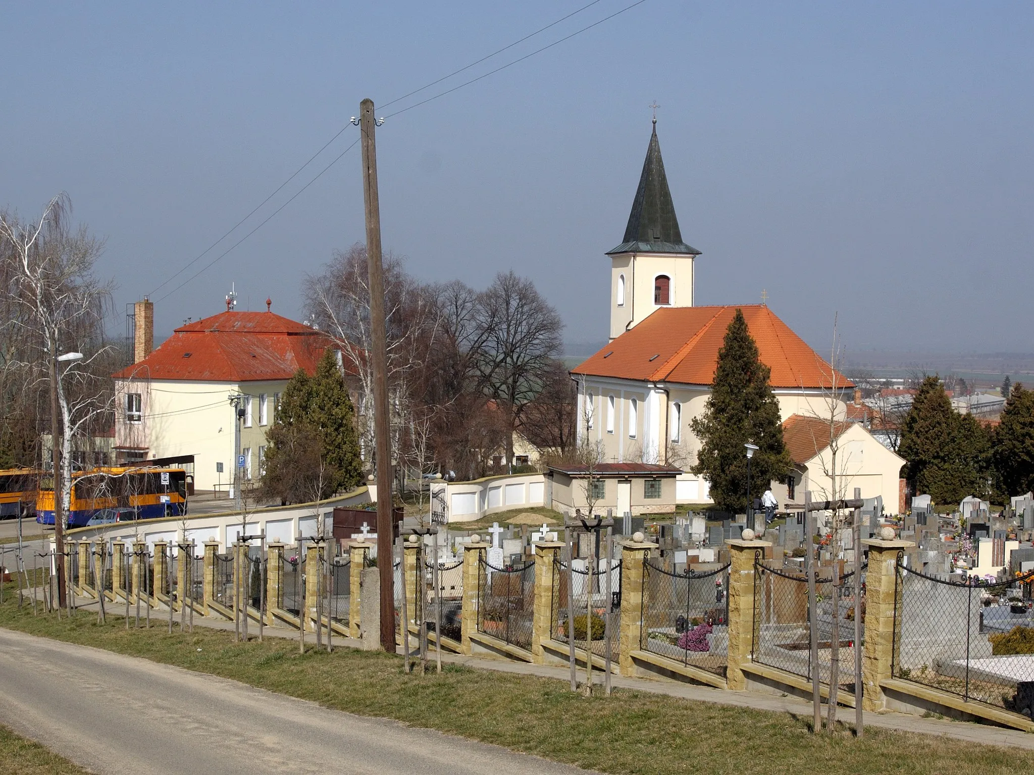 Photo showing: Křepice - škola, kostel a hřbitov.