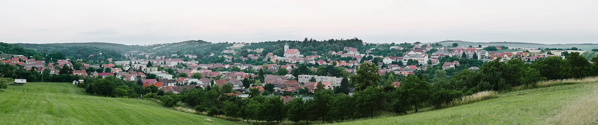 Photo showing: A panoramic overview of Klobouky u Brna from southeast