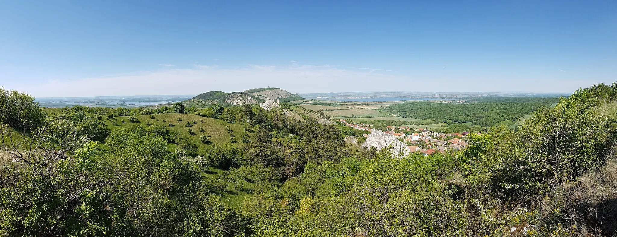 Photo showing: Tabulová hora near Klentnice, Jihomoravský kraj, Czech Republic
Looking north