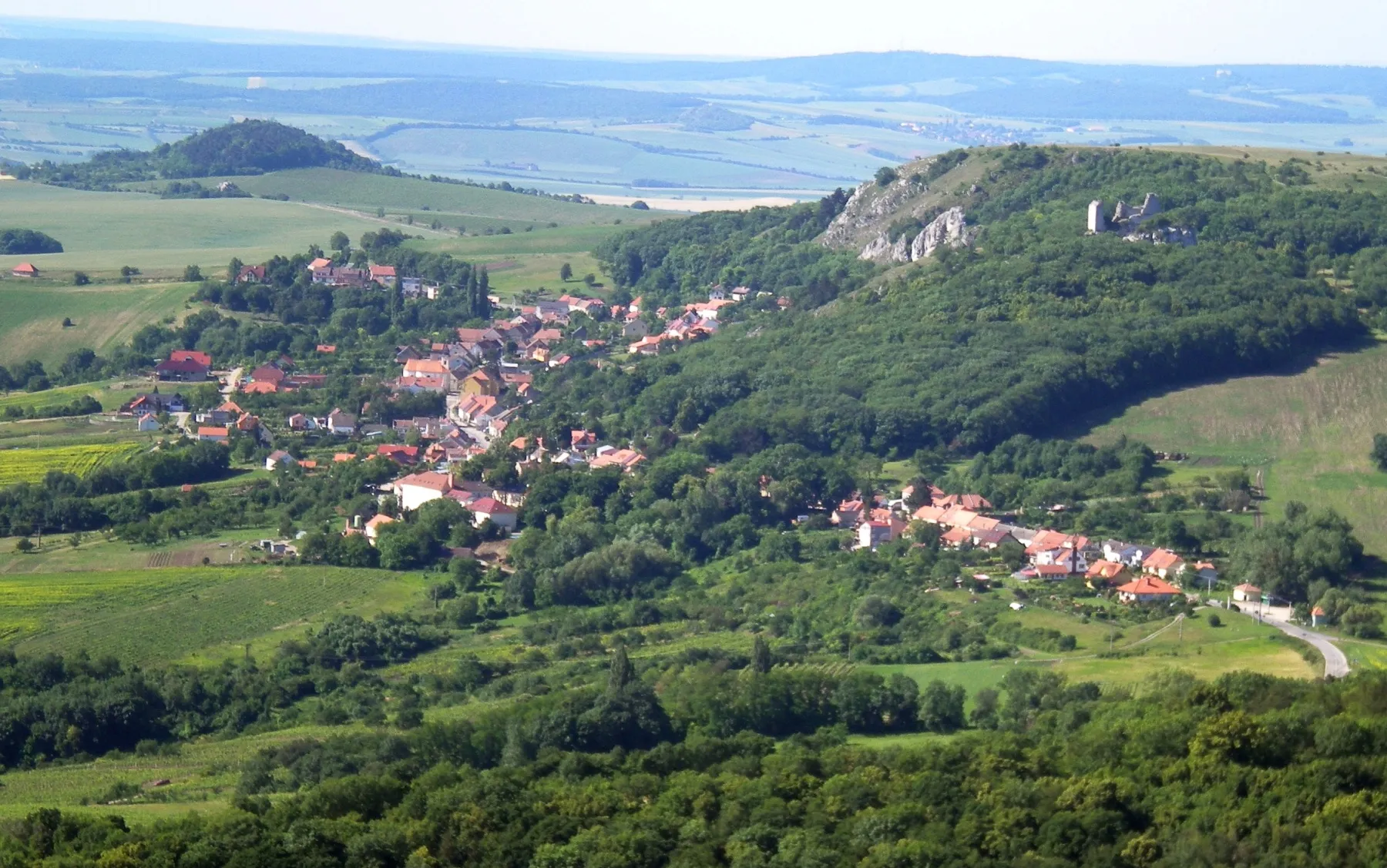 Photo showing: Klentnice a Sirotčí hrádek, pohled z Děvína