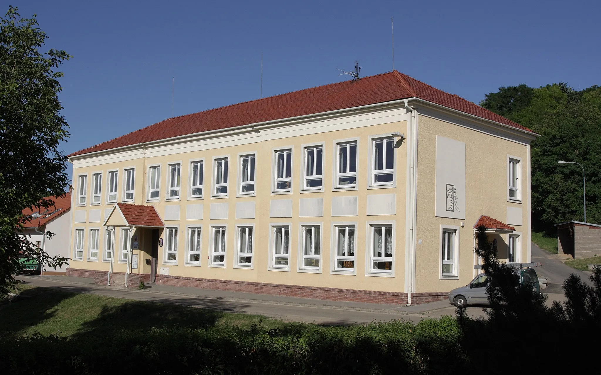 Photo showing: Borkovany - škola a obecní úřad.