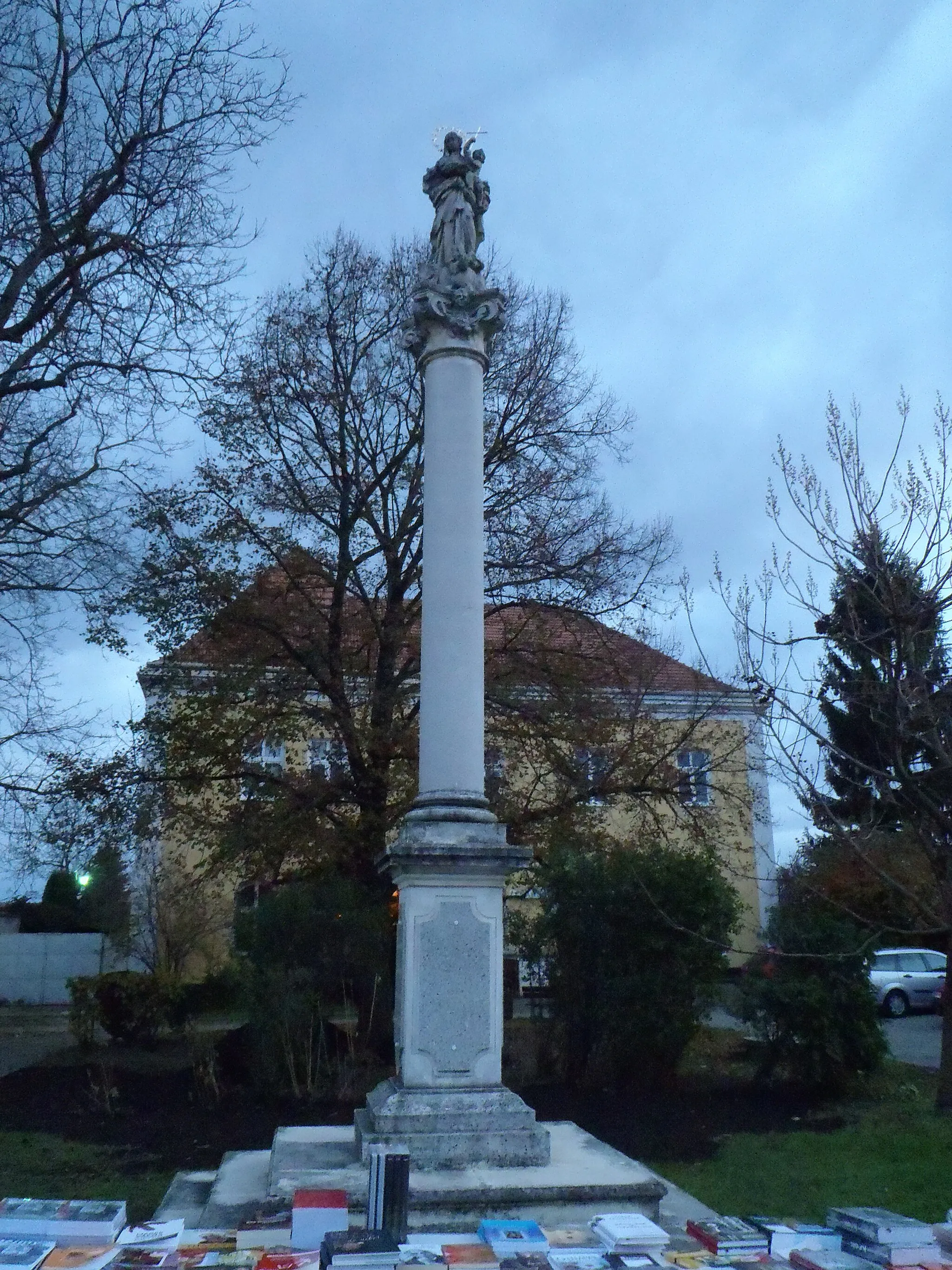 Photo showing: Žarošice - Marian column in front of the village hall