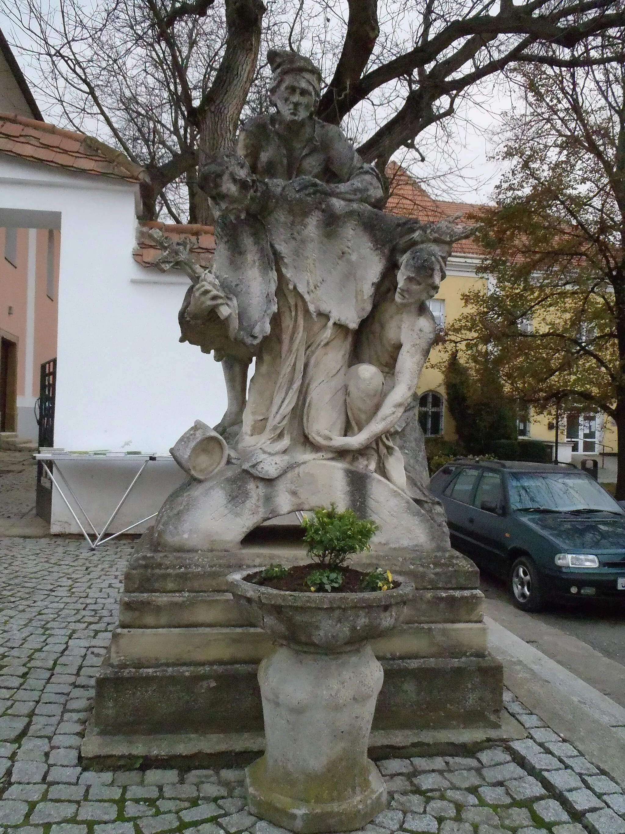 Photo showing: Žarošice, statues of st. Jan Nepomuk and his executioners to the right of church entrance