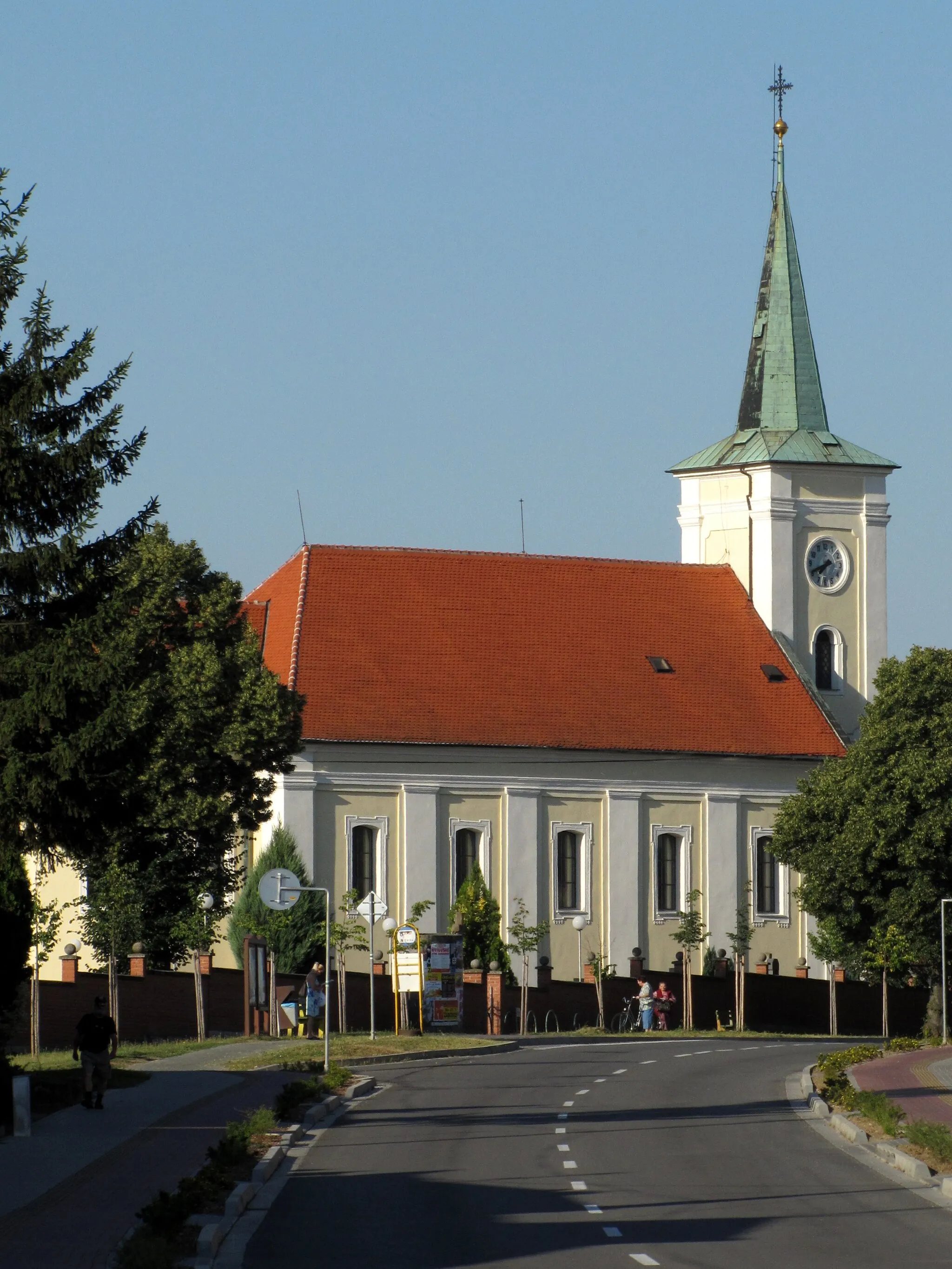 Photo showing: Pozdně barokní kostel Navštívení Panny Marie ve Svatobořicích-Mistříně z roku 1745. Pohled ze silnice od severovýchodu.