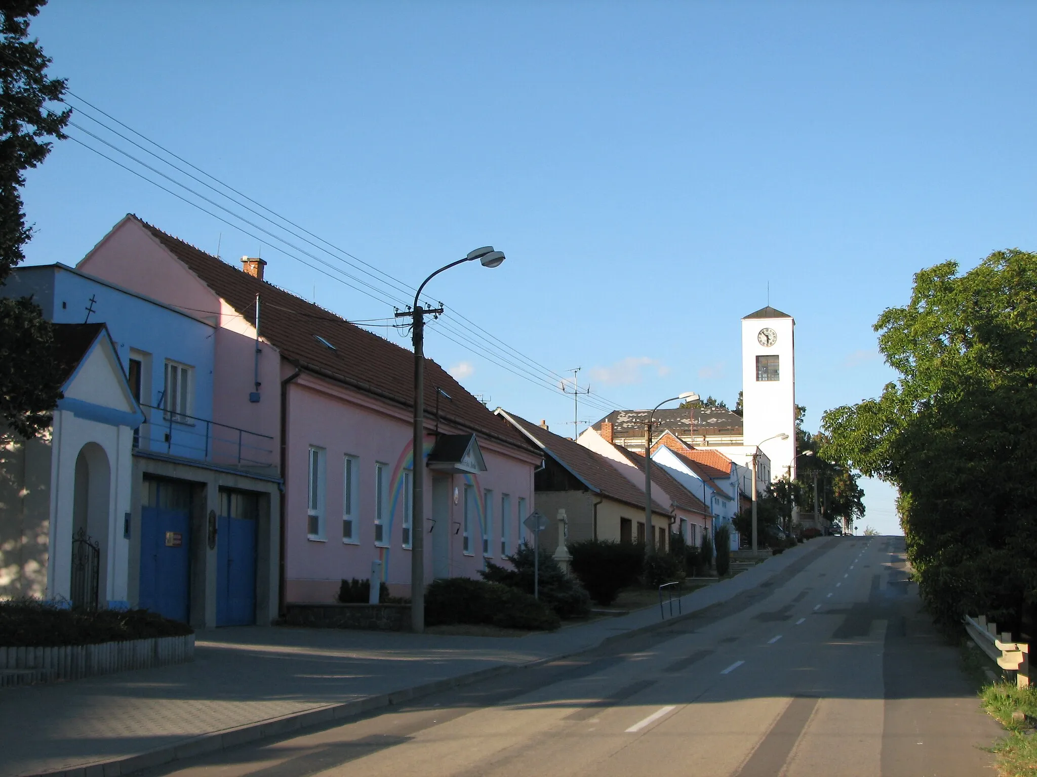 Photo showing: Násedlovice - hlavní ulice s kostelem