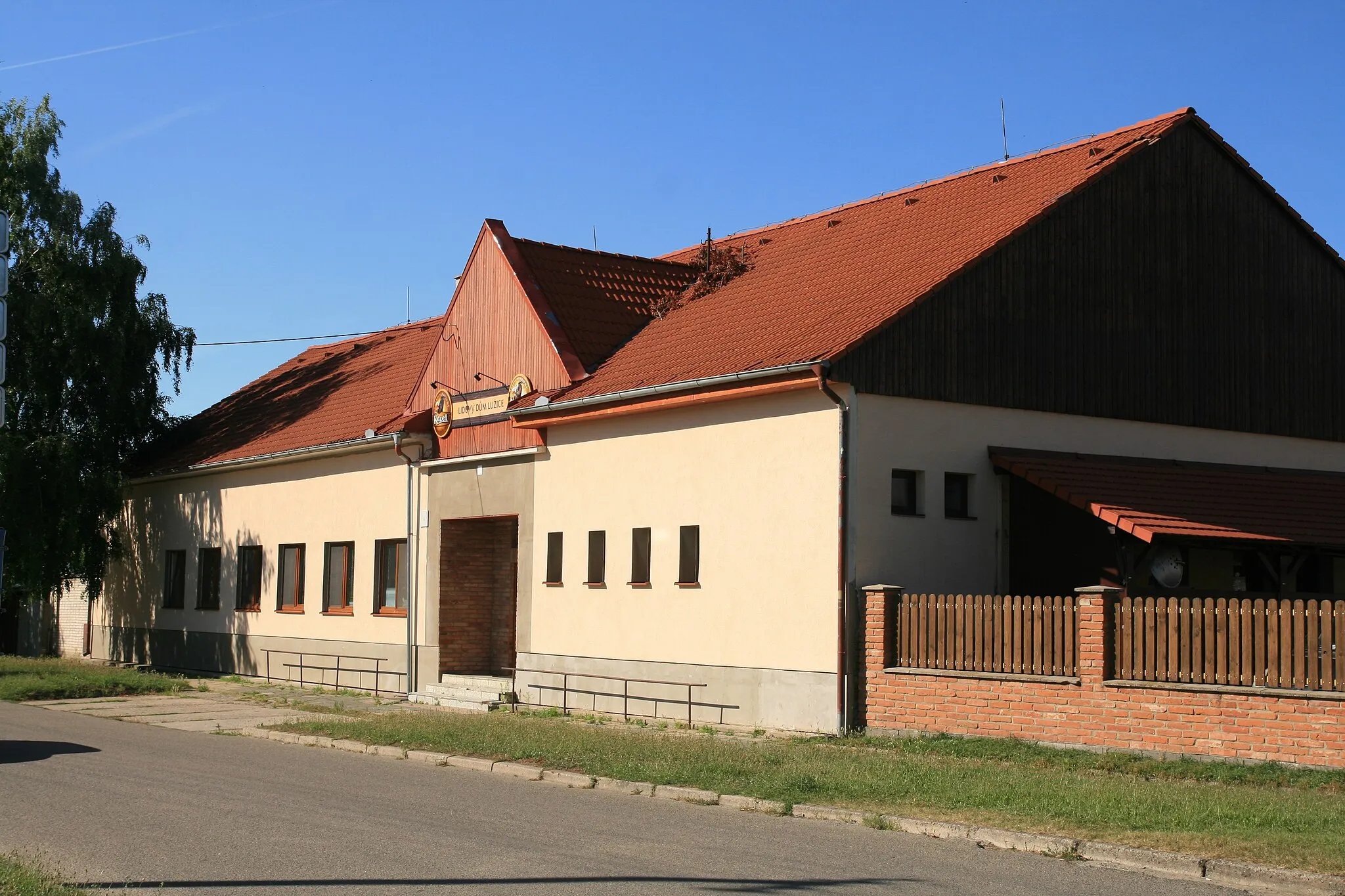 Photo showing: Obec Lužice, okres Hodonín, Jihomoravský kraj, Česká republika. Restaurace Lidový dům v ulici U Lidového domu č. 433/3. Pohled od křižovatky s ulicemi Kratiny a U Vrchnice.