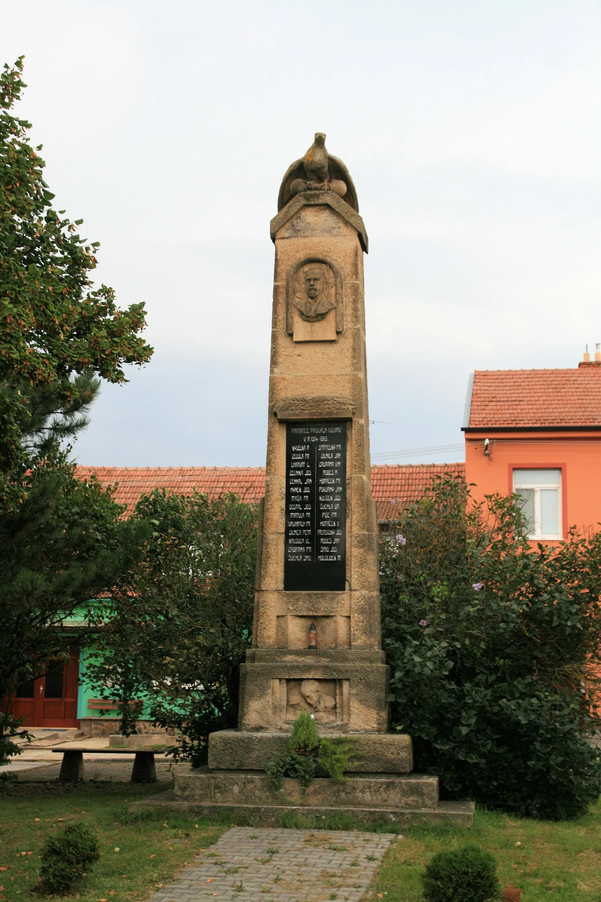 Photo showing: Obec Šaratice v okrese Vyškov. Památník obětí první světové války před obecním úřadem na Návsi v Šaraticích.