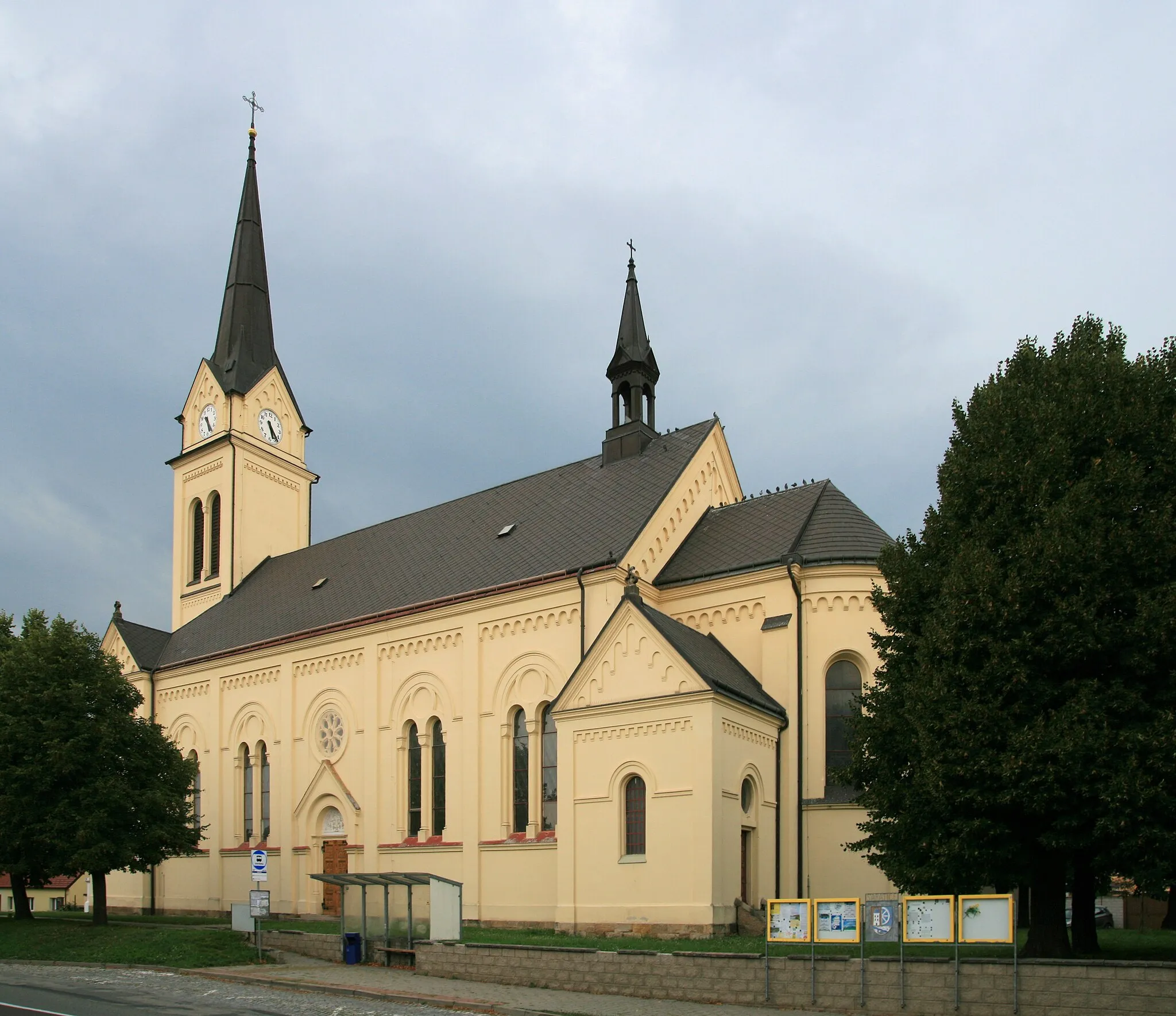 Photo showing: Obec Šaratice v okrese Vyškov. Kostel sv. Mikuláše na Návsi. Celkový pohled od východu, v popředí autobusová zastávka a vpravo obecní vývěsky.
