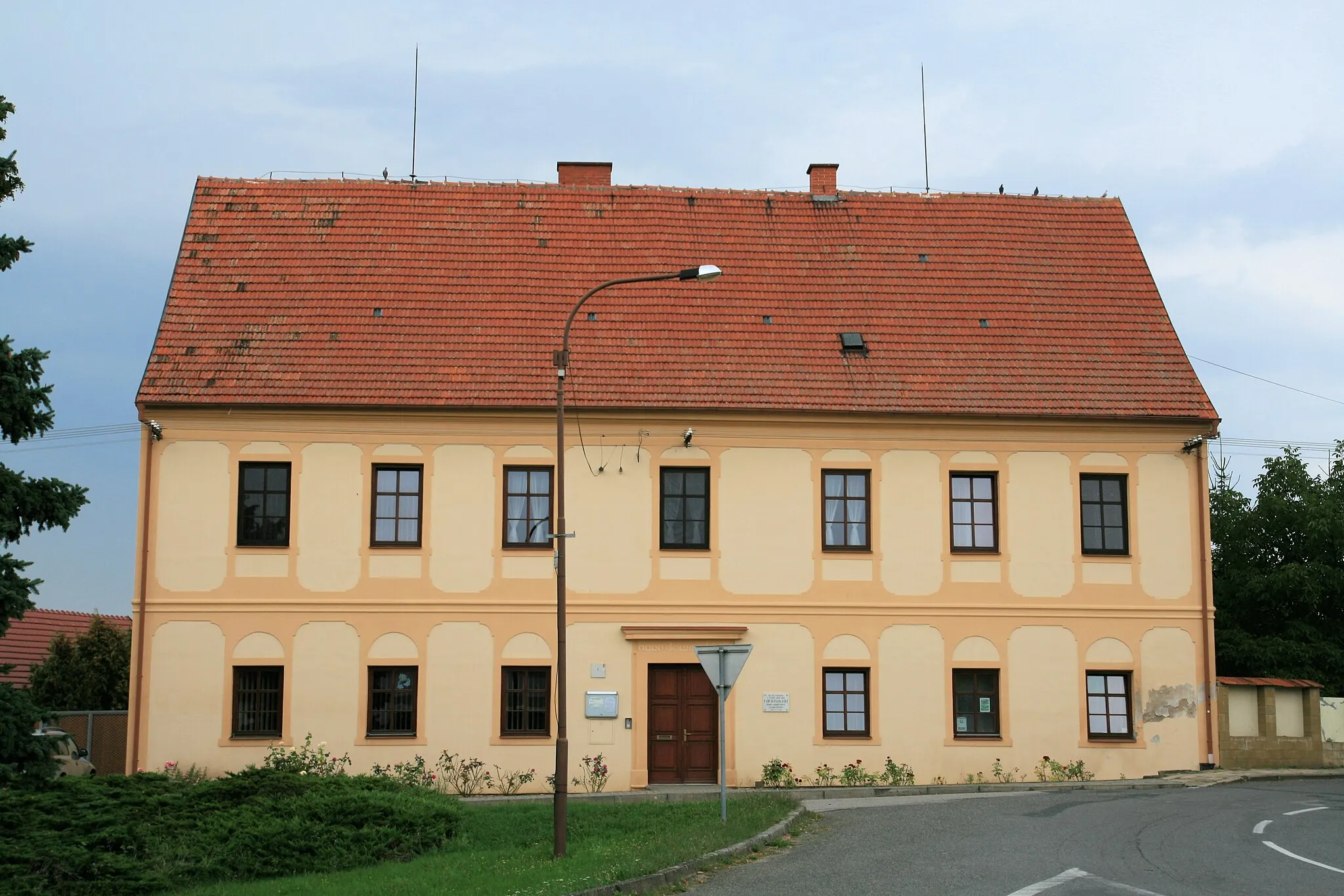 Photo showing: Obec Šaratice v okrese Vyškov. Fara s obecní knihovnou, Náves čp. 1.