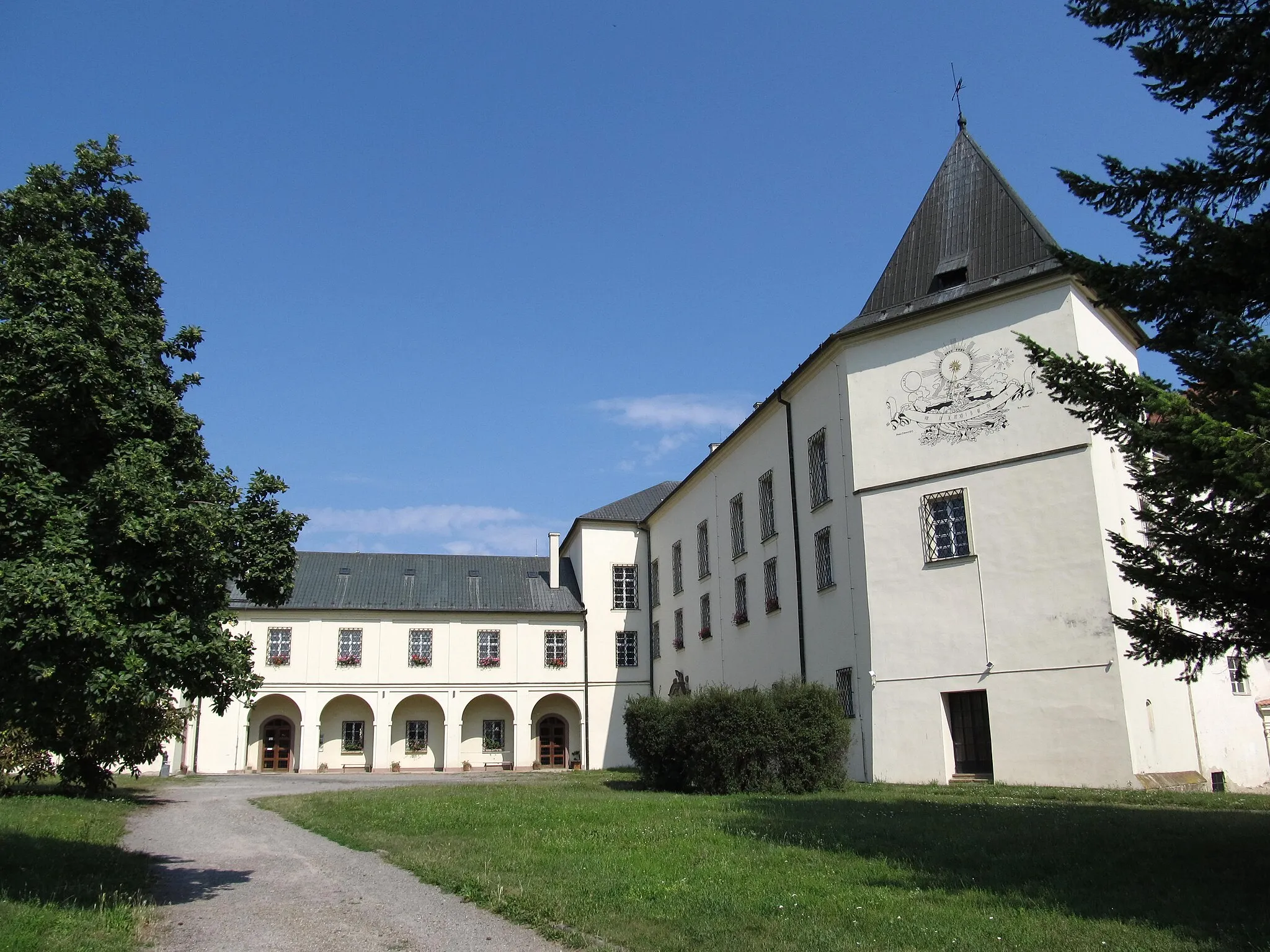 Photo showing: Nádvoří zámku.