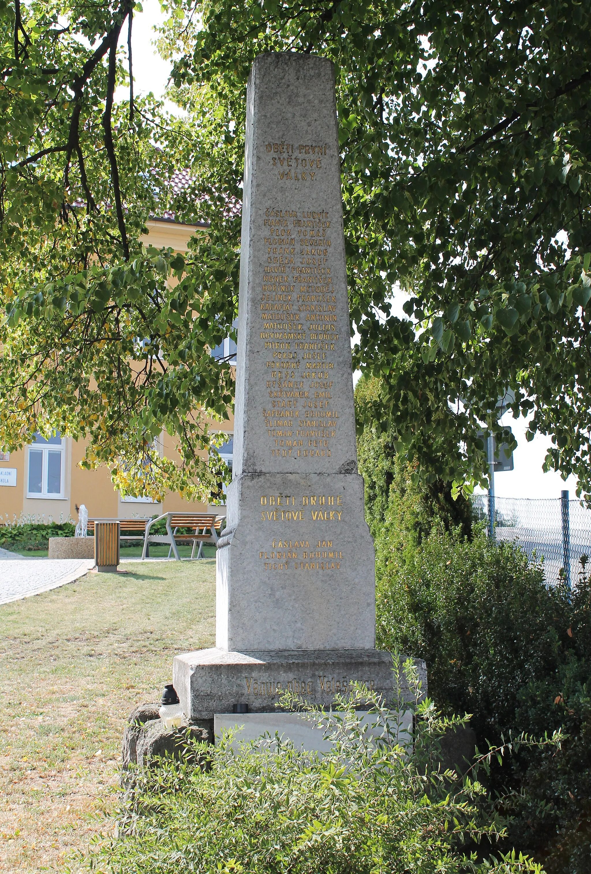 Photo showing: World Wars I and II memorial, Velešovice, Vyškov District, Czech Republic