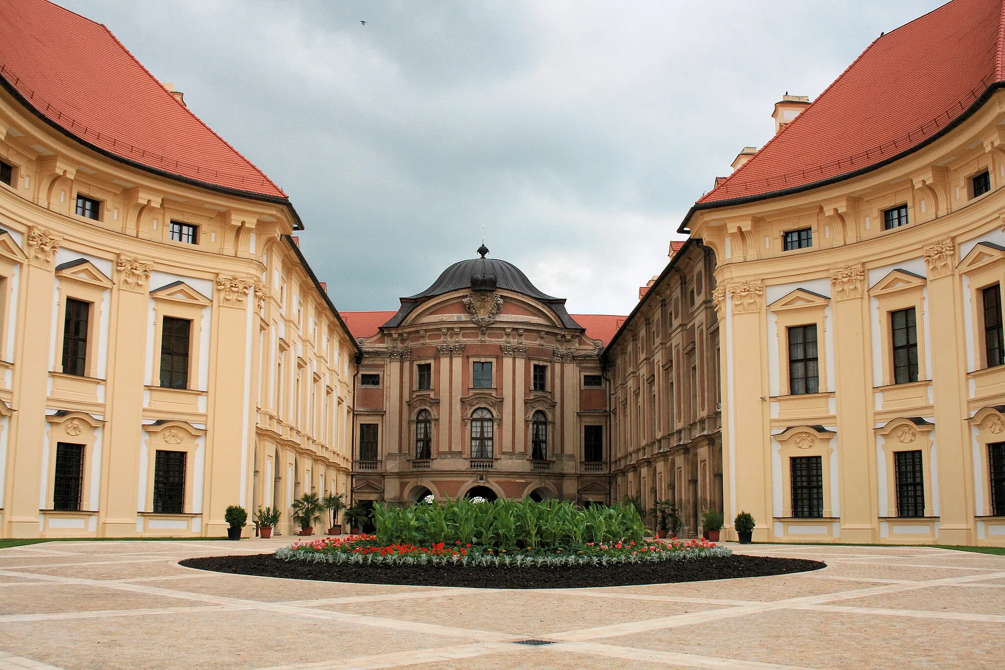 Photo showing: Baroque castle in Slavkov u Brna (Austerlitz). Courtyard.