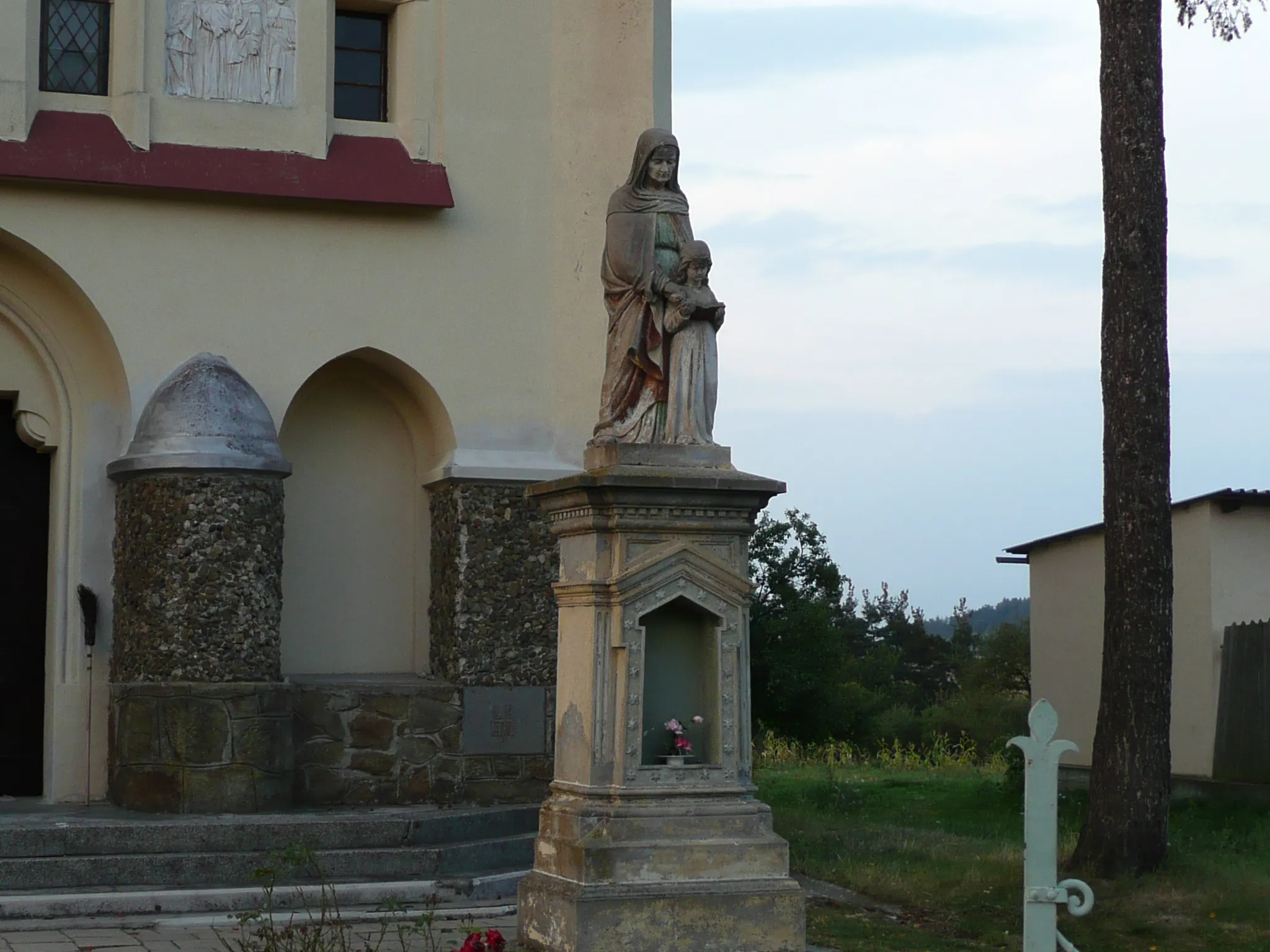 Photo showing: Sousoší sv.Anny před kostelem v Podivicích(okr.Vyškov) datováno do roku 1866