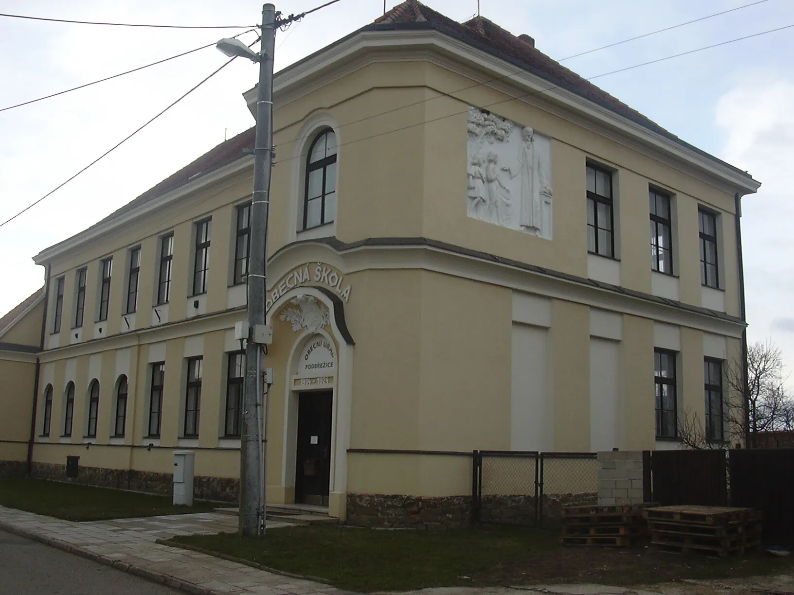 Photo showing: obecní úřad a škola Podbřežice (Vyškov- czech republic)