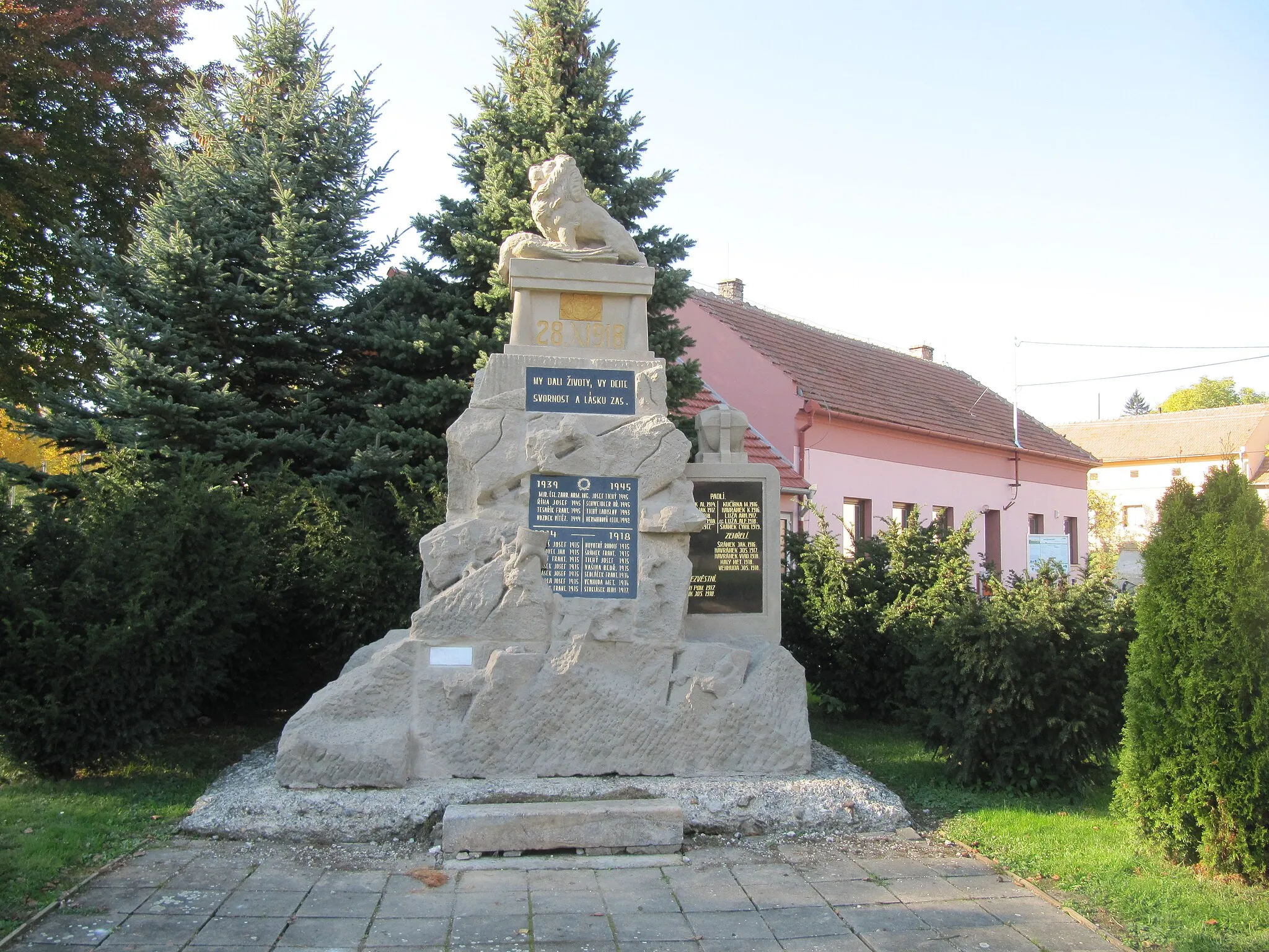 Photo showing: Nemochovice in Vyškov District, Czech Republic. Monument to the victims of World War I.