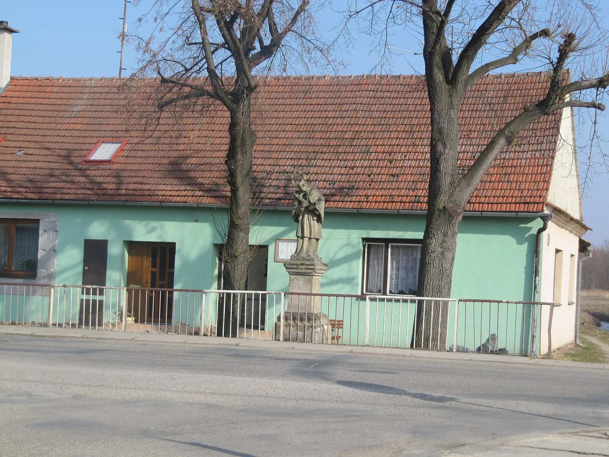 Photo showing: Křižanovice in Vyškov District, Czech Republic. St. John-Nepomuk-statue from 18-th century.