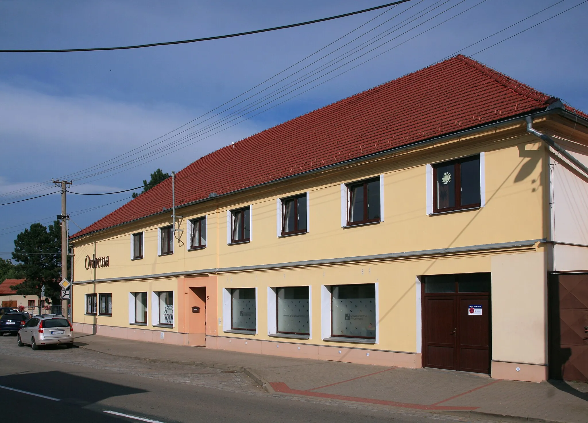 Photo showing: Křenovice, okres Vyškov. Orlovna v Brněnské ulici č. 23, u křižovatky s Václavskou, Na Liškově a Říční. Pohled od jihozápadu z křižovatky se Svárovskou ulicí.