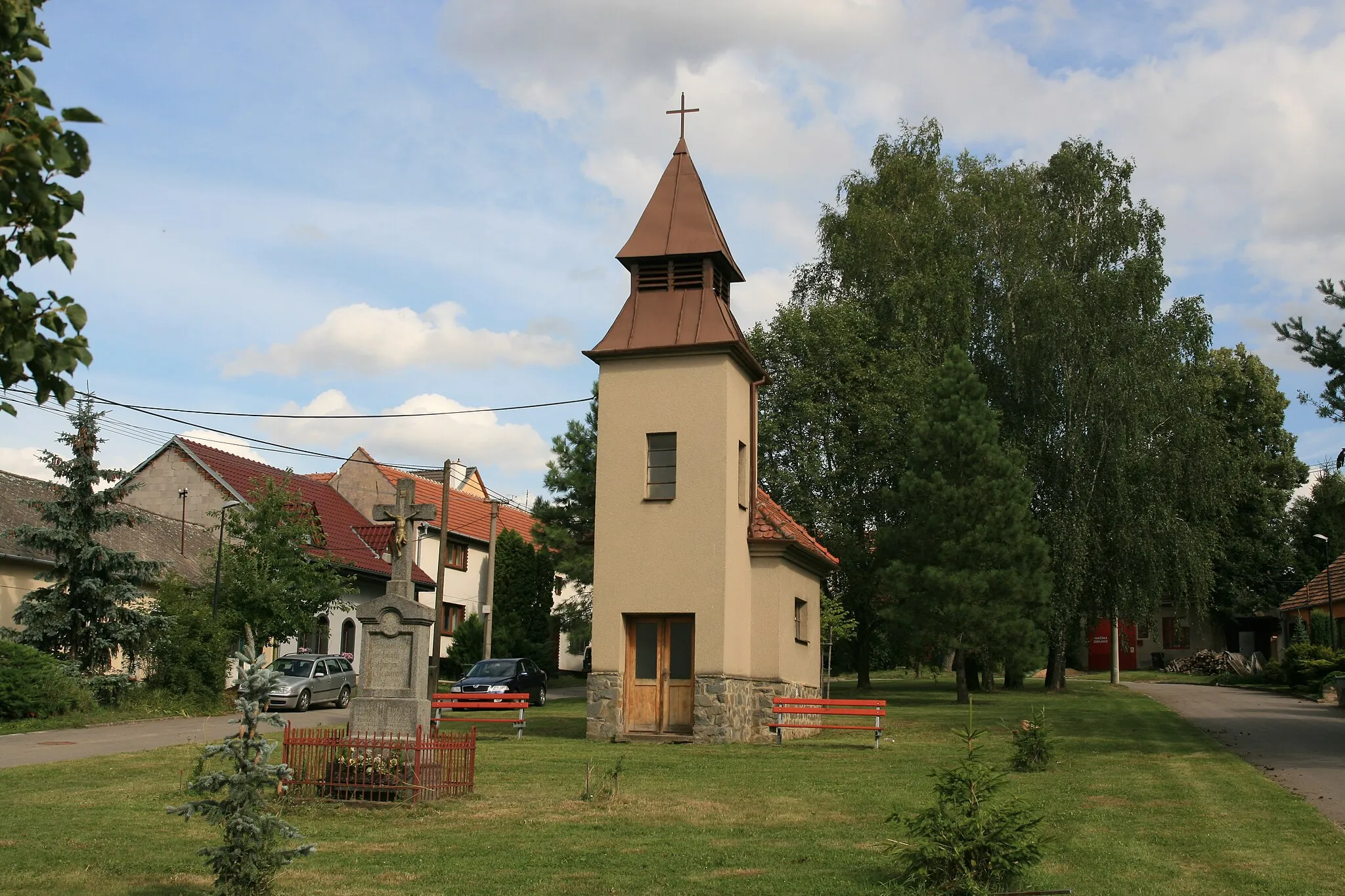 Photo showing: Vesnice Černčín, městská část Bučovic v okrese Vyškov. Kříž a kaple na Marečkově náměstí.