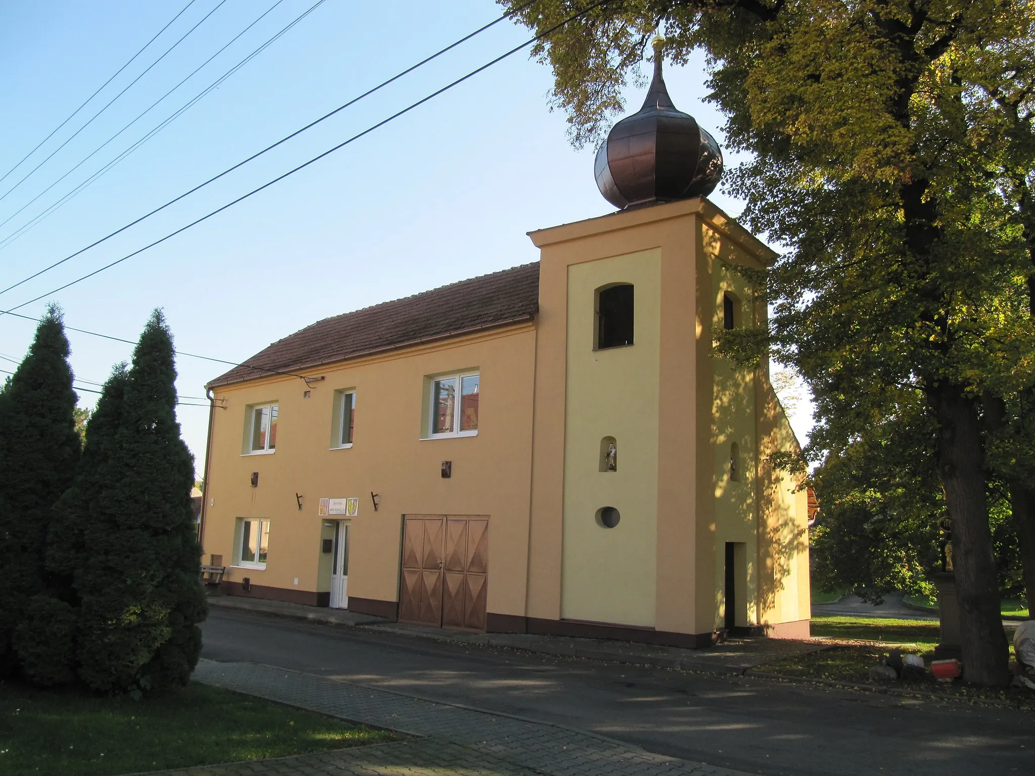 Photo showing: Bohaté Málkovice in Vyškov District, Czech Republic. Chapel and municipal office.