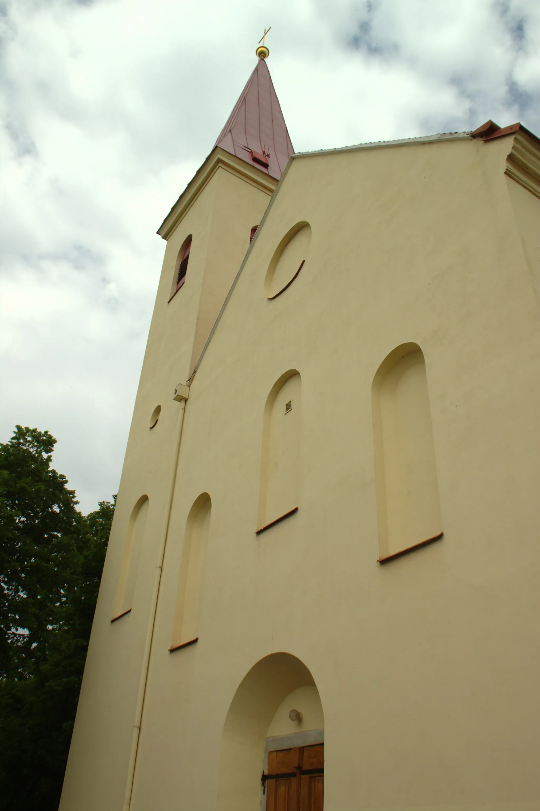 Photo showing: One of the sides of the Čejkovice church, South Moravian Region, CZ