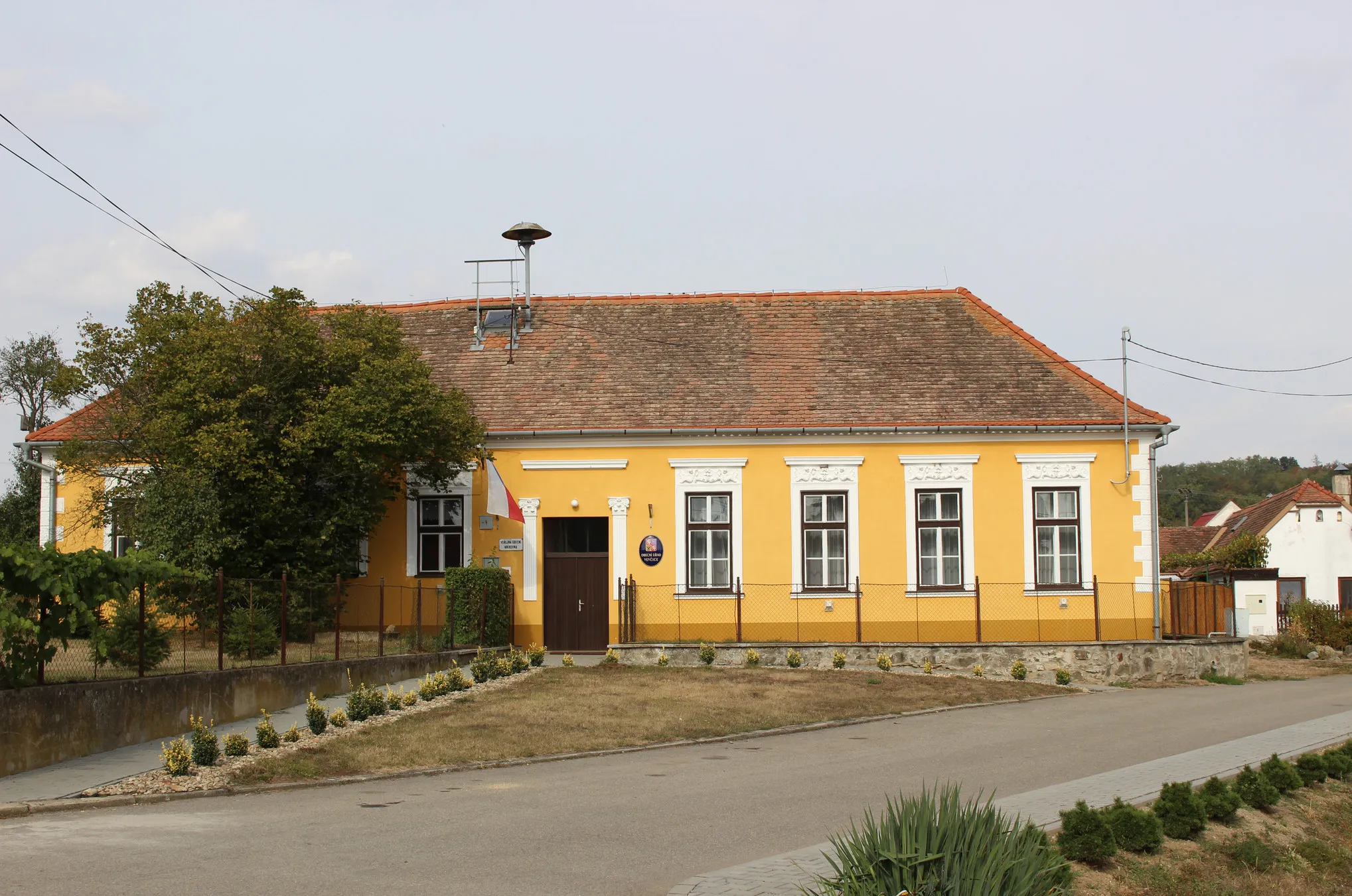 Photo showing: Vevčice, okres Znojmo, Jihomoravský kraj, budova obecního úřadu a veřejné knihovny, dříve škola
