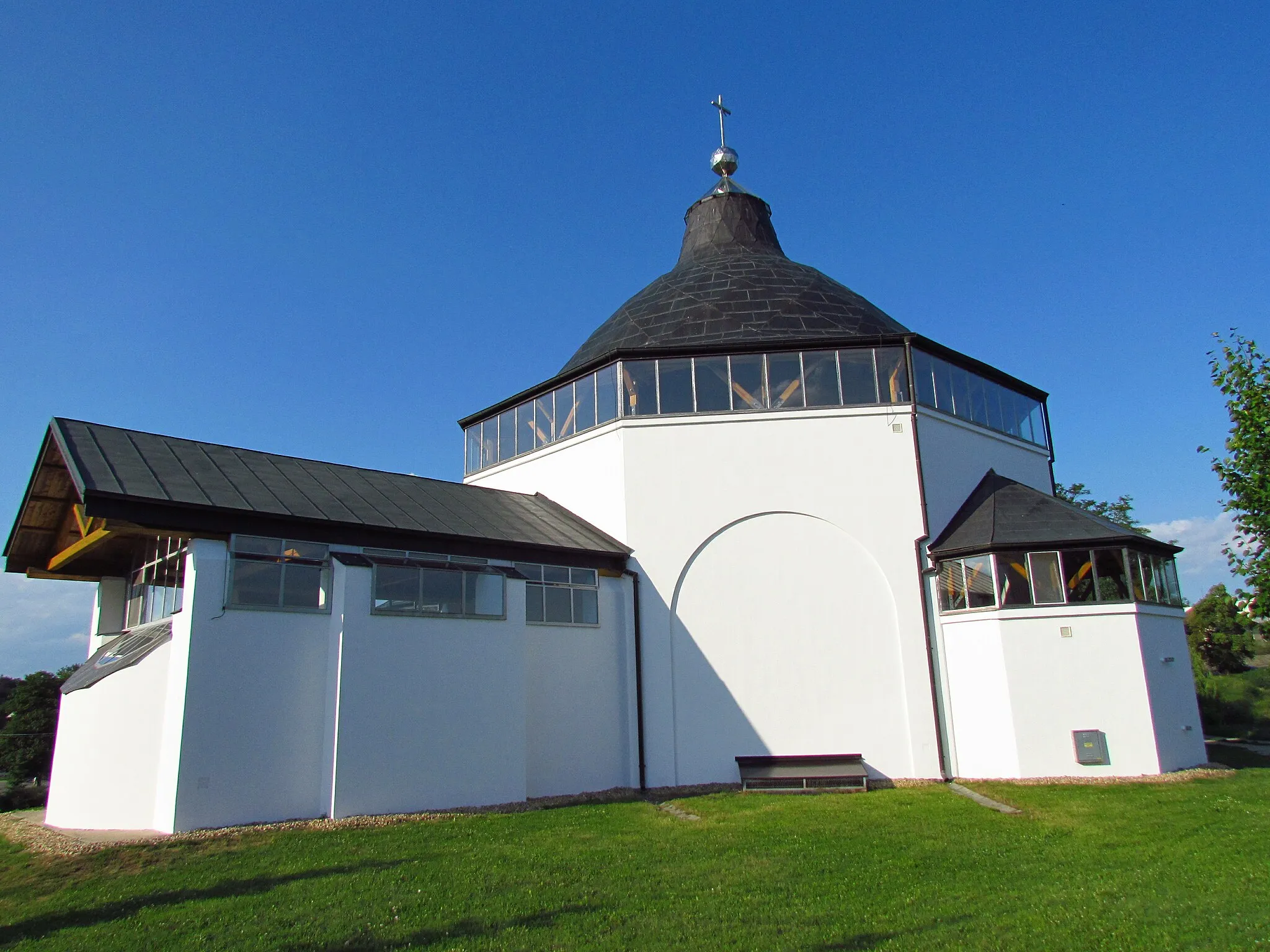 Photo showing: Back view of Our Lady church sanctification in Tavíkovice, Znojmo District.