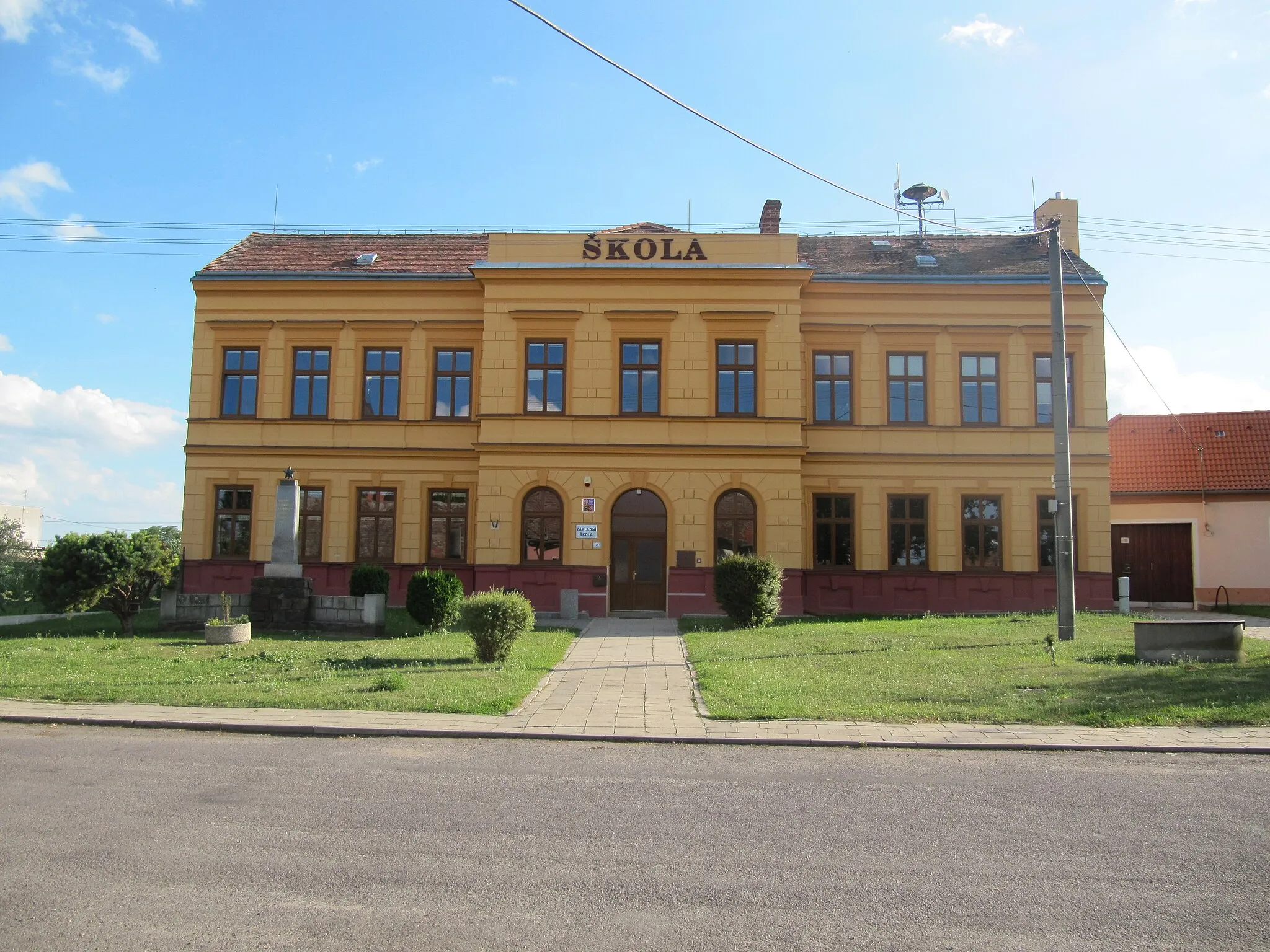 Photo showing: Strachotice in Znojmo District, Czech Republic. School.