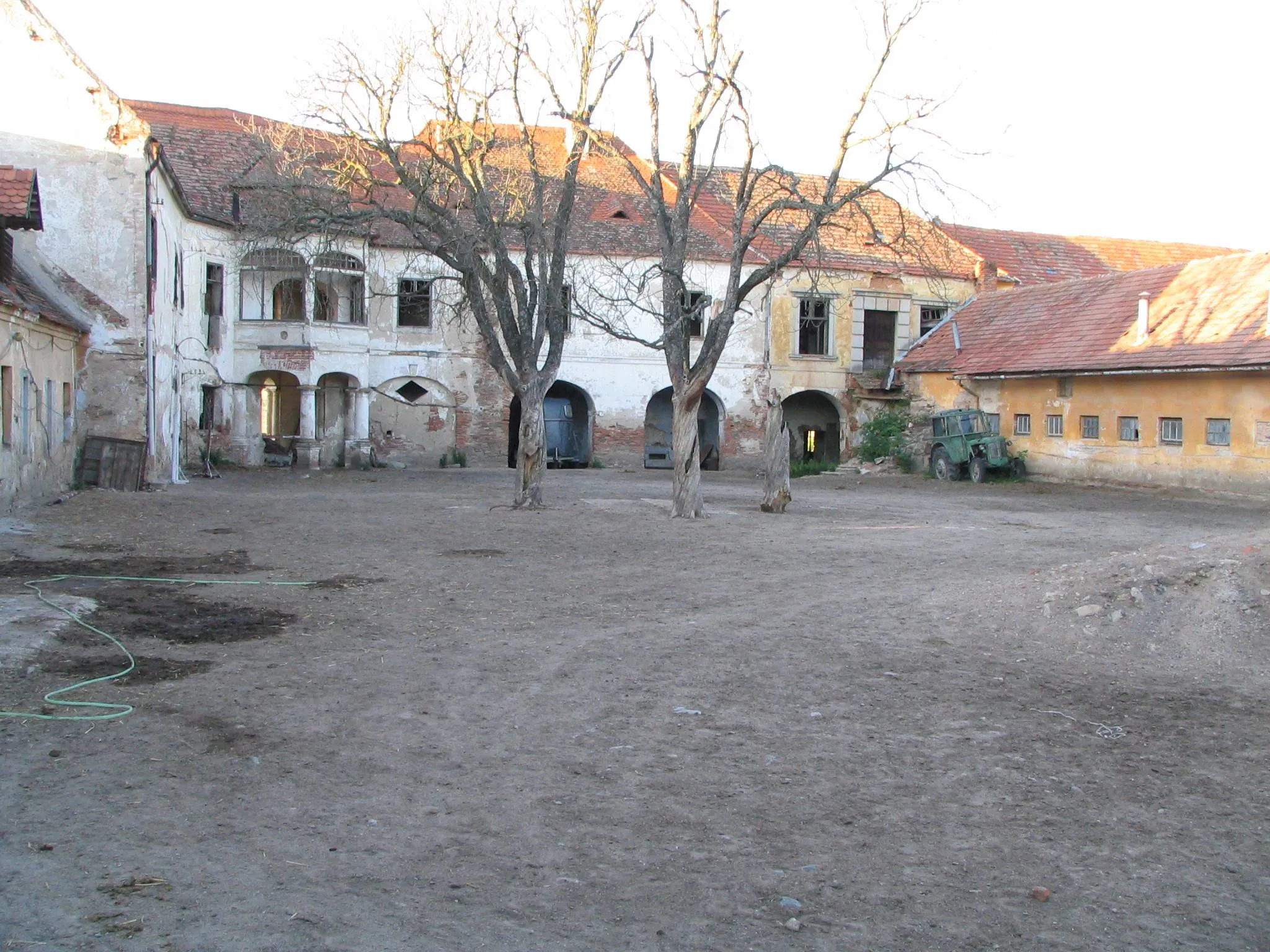 Photo showing: court of castle Rešice in year 2007