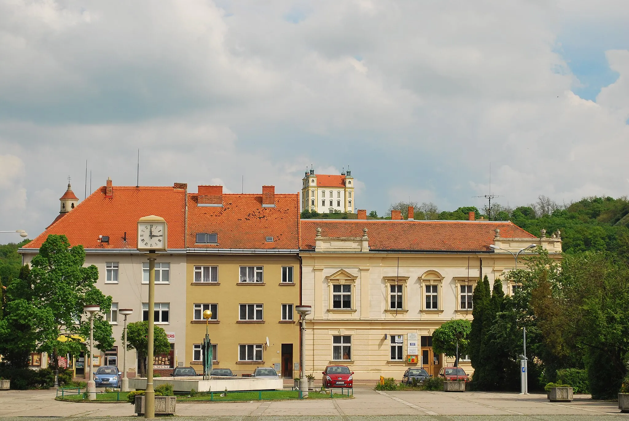 Photo showing: Moravský Krumlov in Znojmo District, Czech Republic. Square Náměstí T.G. Masaryka, chapel of St. Florian from the years 1695-1697 in the background.