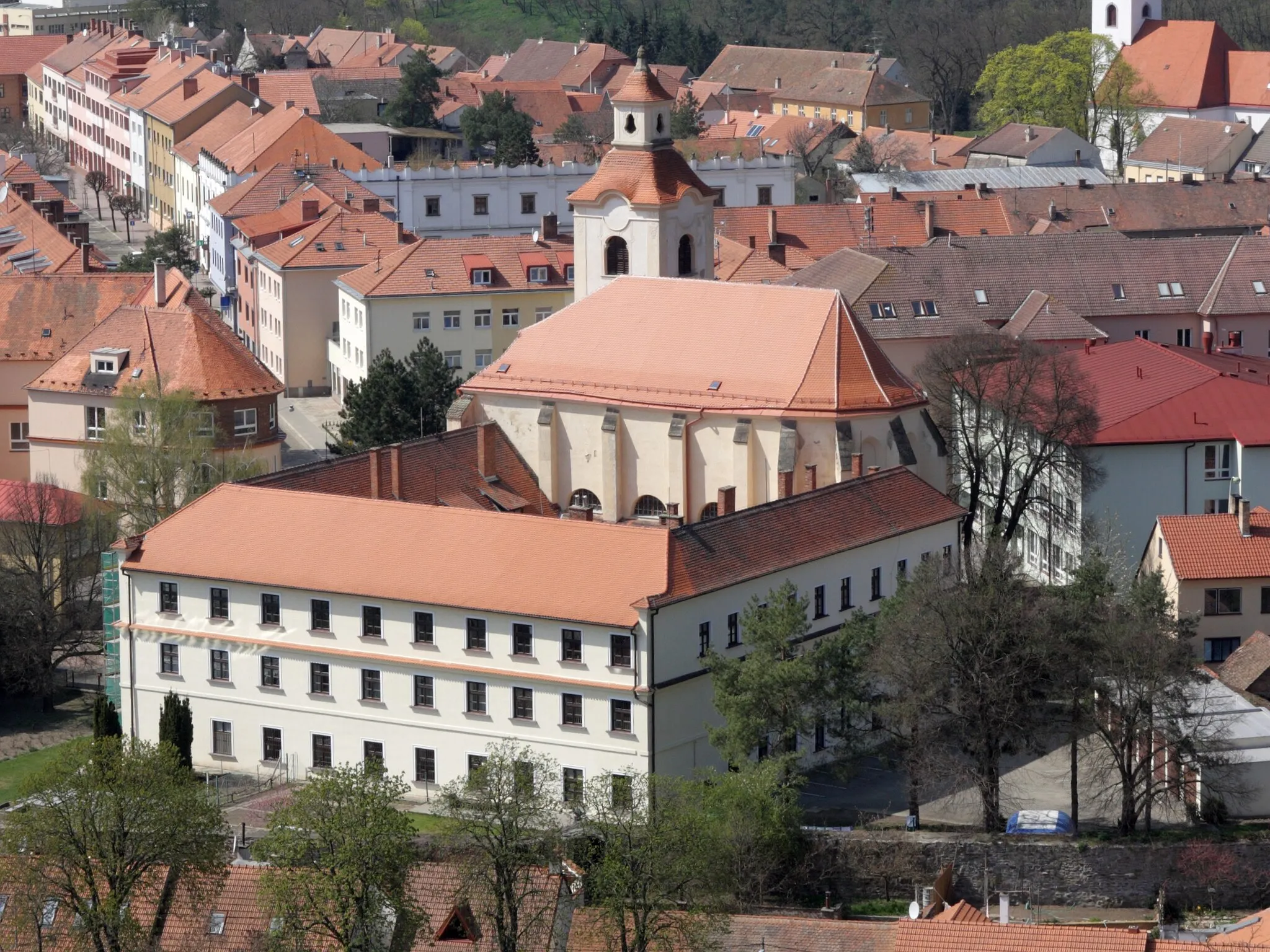 Photo showing: Moravský Krumlov - kostel sv Bartoloměje a bývalý klášter.